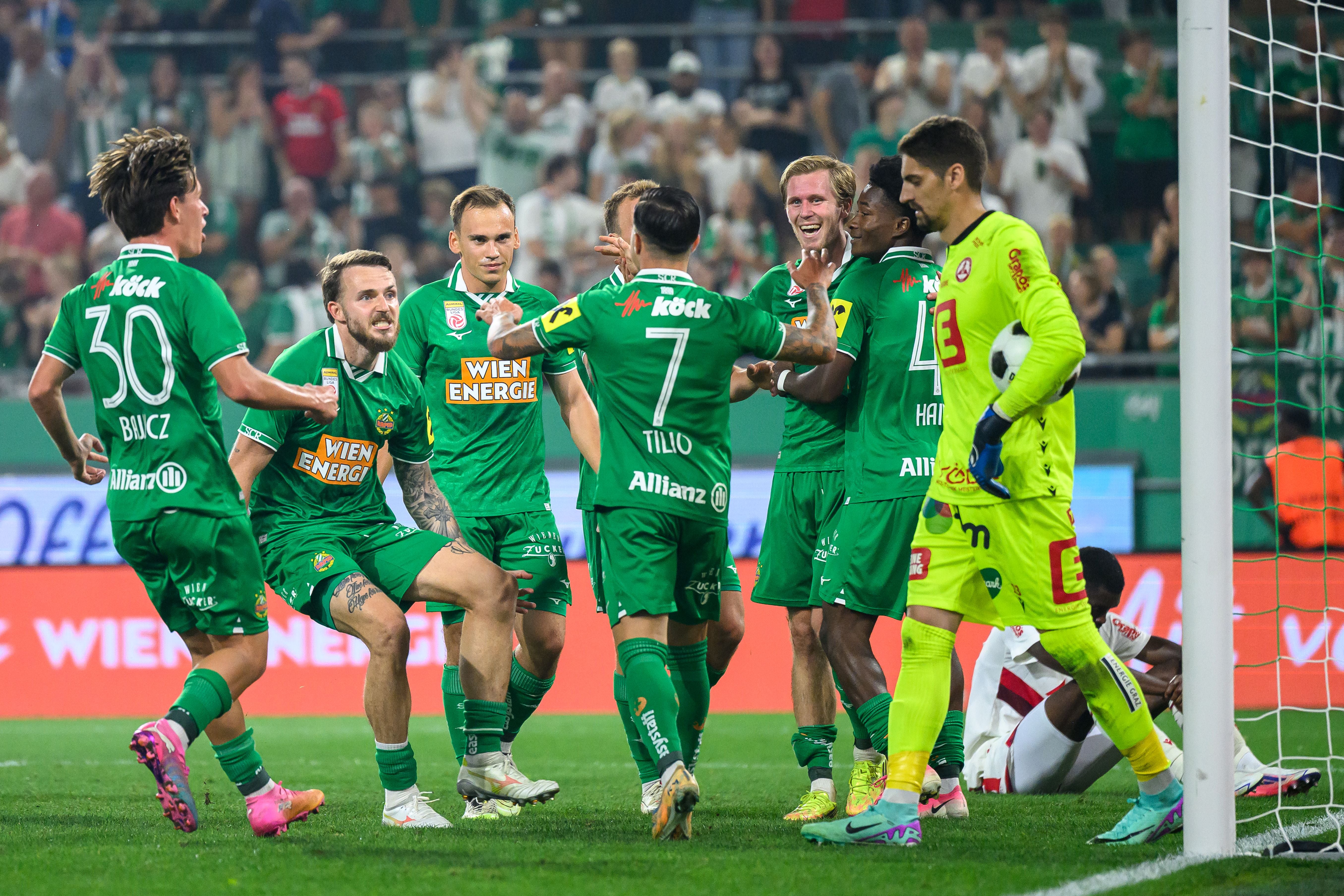 Rapid-Spieler jubeln nach einem Tor im Bundesliga-Spiel gegen GAK, ein Torwart daneben.
