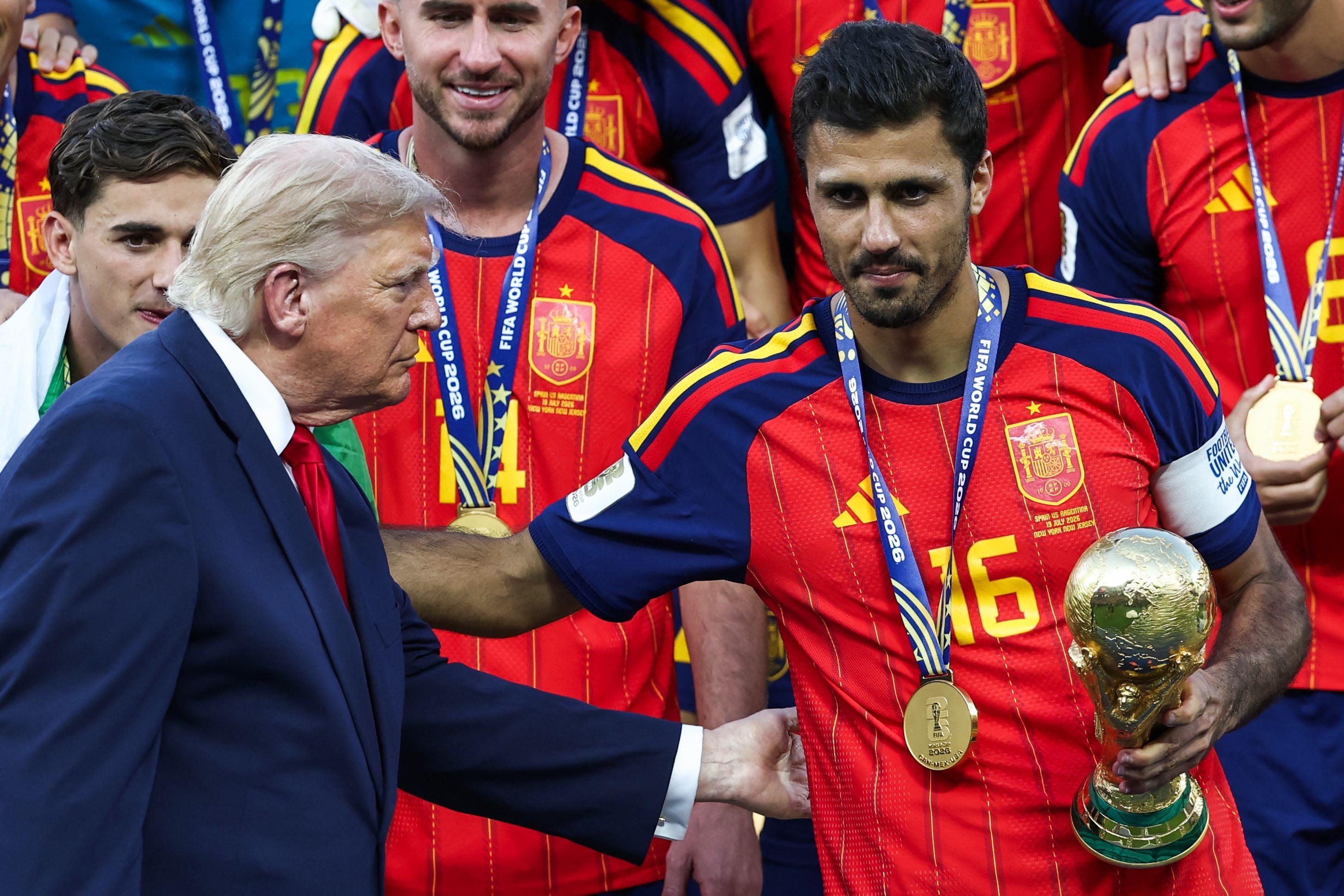 Rodri nimmt nach dem WM-Finale 2026 den Pokal von Donald Trump entgegen.