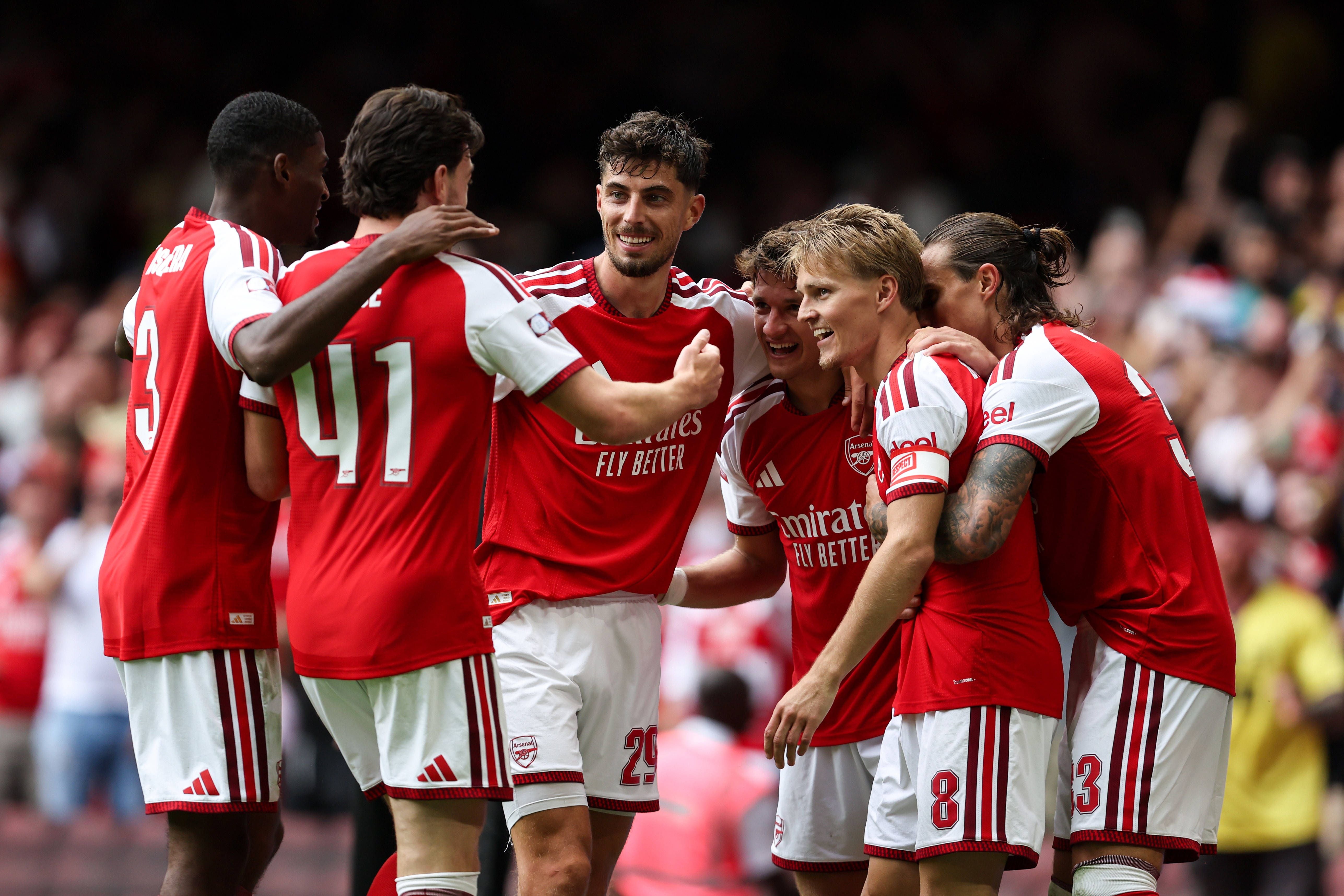 Arsenal-Spieler feiern gemeinsam ein Tor im Community Shield-Spiel gegen Manchester City.