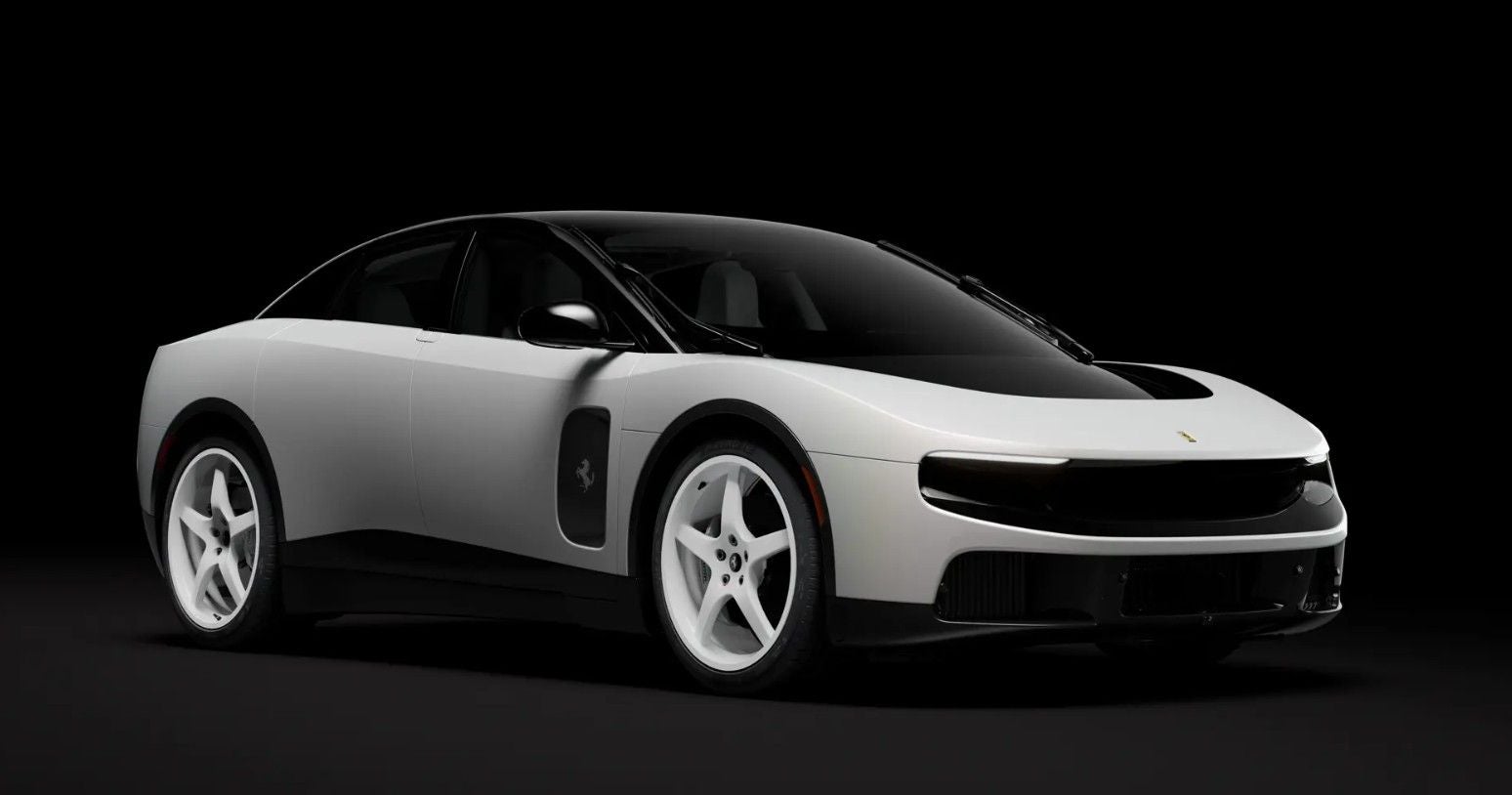 Weißer Ferrari Luce steht vor schwarzem Hintergrund, seitlich und nach vorne ausgerichtet.