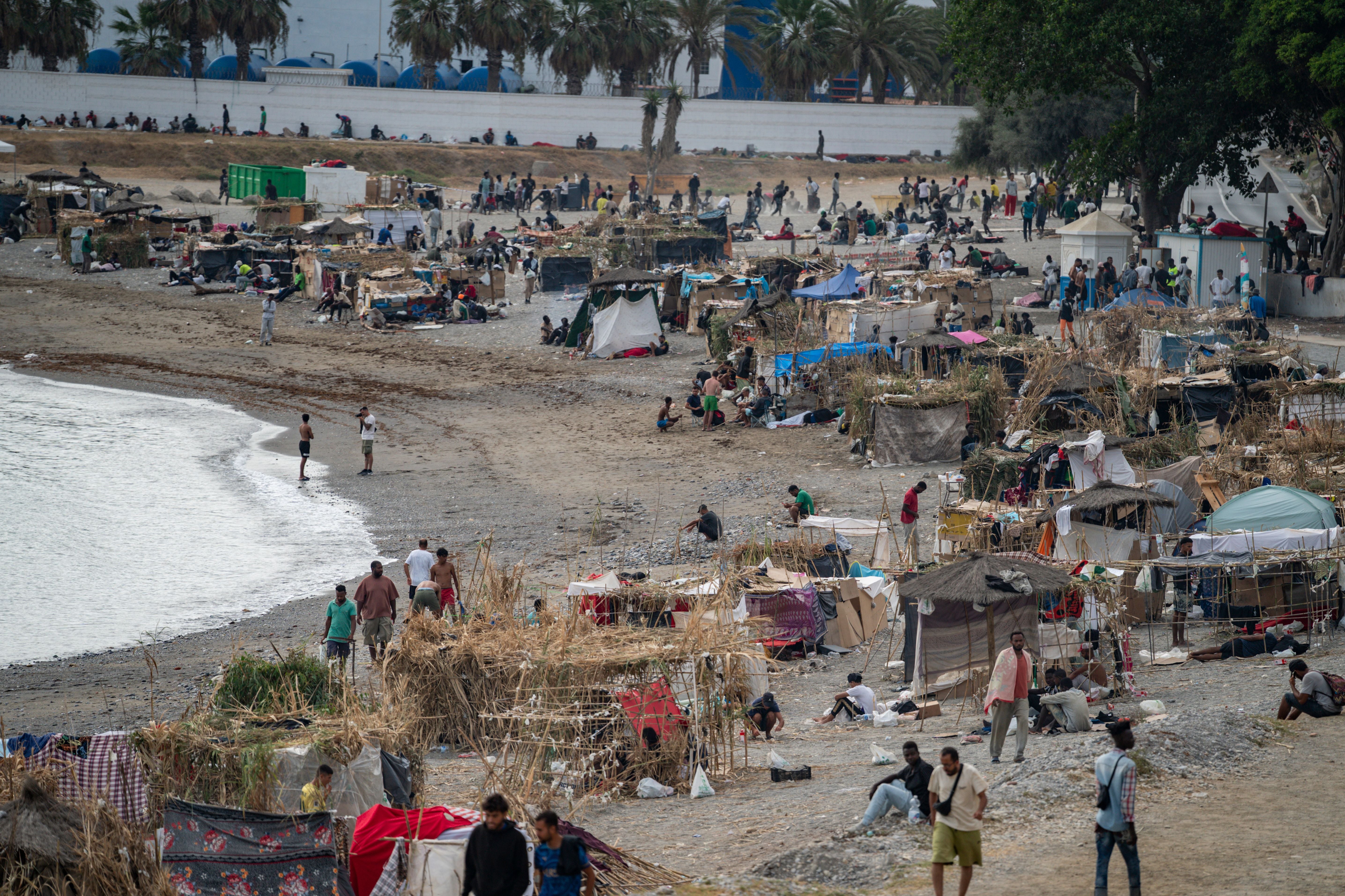 Viele Menschen leben in provisorischen Unterkünften am Strand von El Trampolin in Ceuta, Spanien.