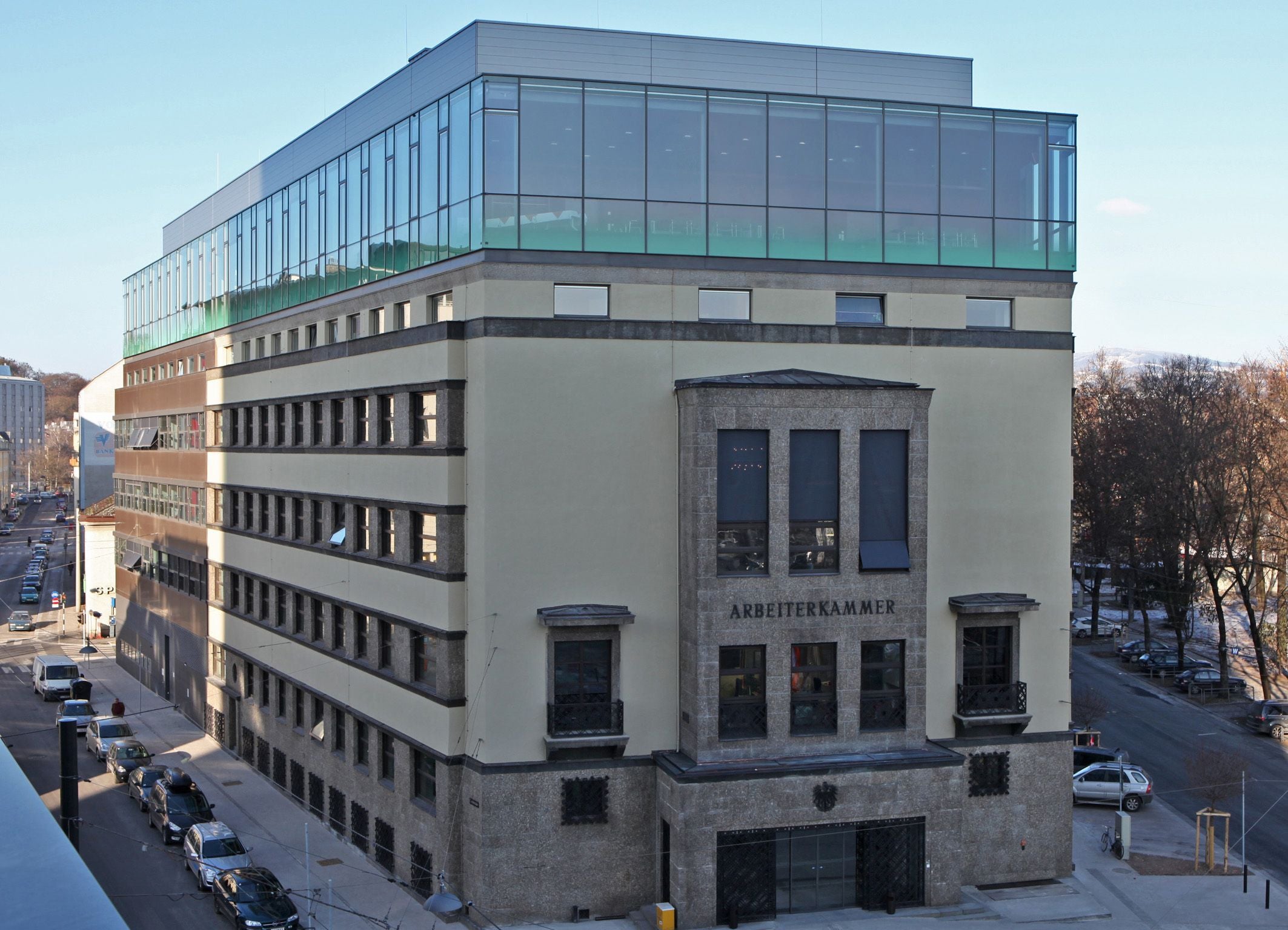 Großes Verwaltungsgebäude mit der Aufschrift "Arbeiterkammer" an der Frontfassade.