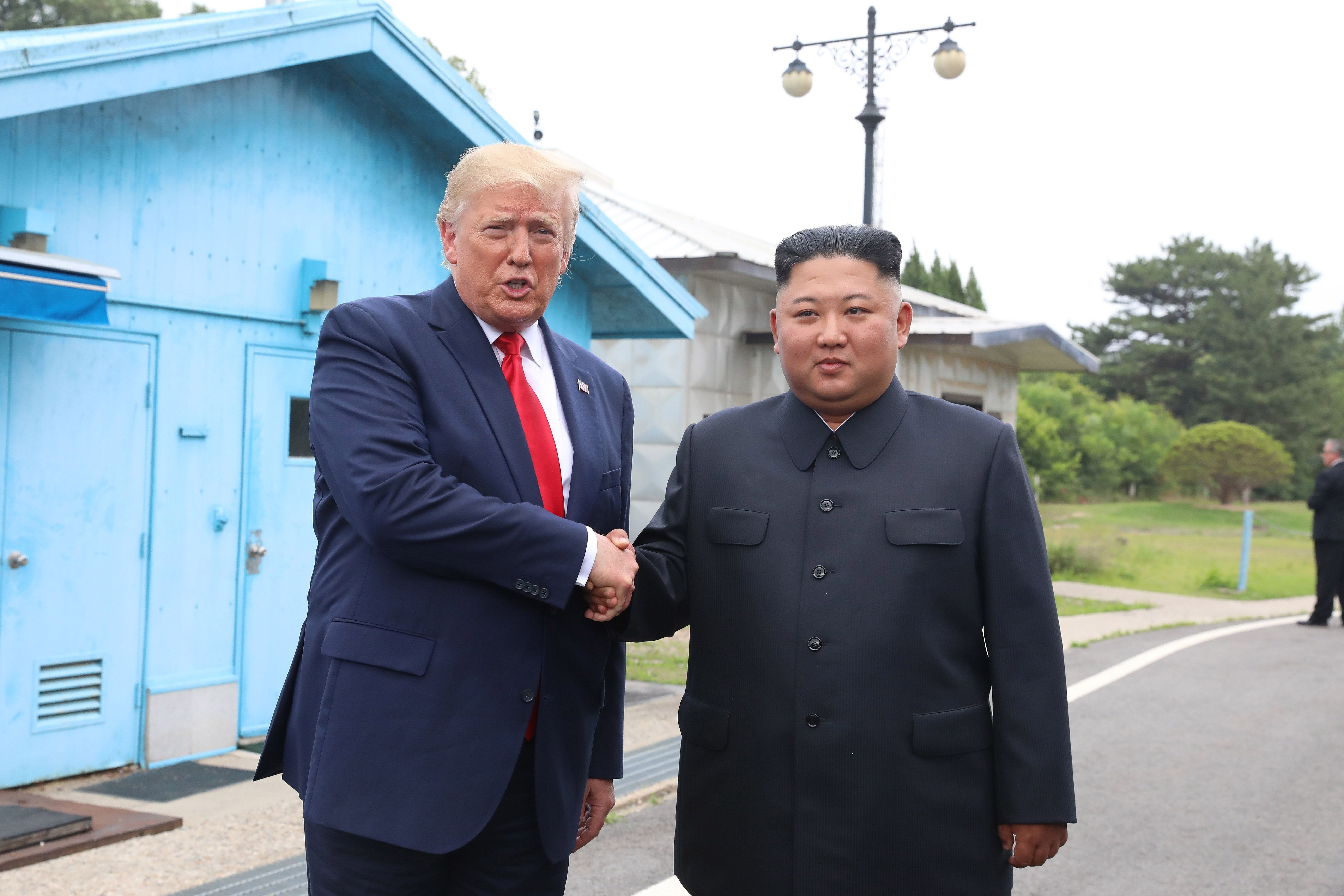 Donald Trump und Kim Jong Un geben sich an der Grenze zwischen Nord- und Südkorea die Hand.