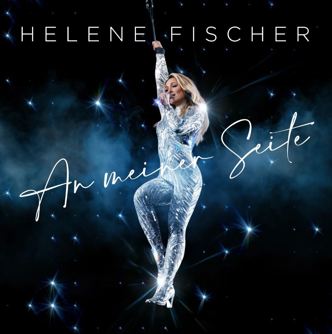 Frau in silbernem Glitzeranzug schwebt am Seil vor Sternenhintergrund, Text „An meiner Seite“.