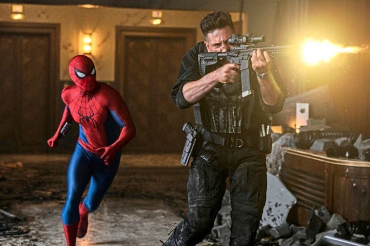 Spider-Man läuft neben einem Mann, der mit einem Gewehr in einem beschädigten Raum schießt.