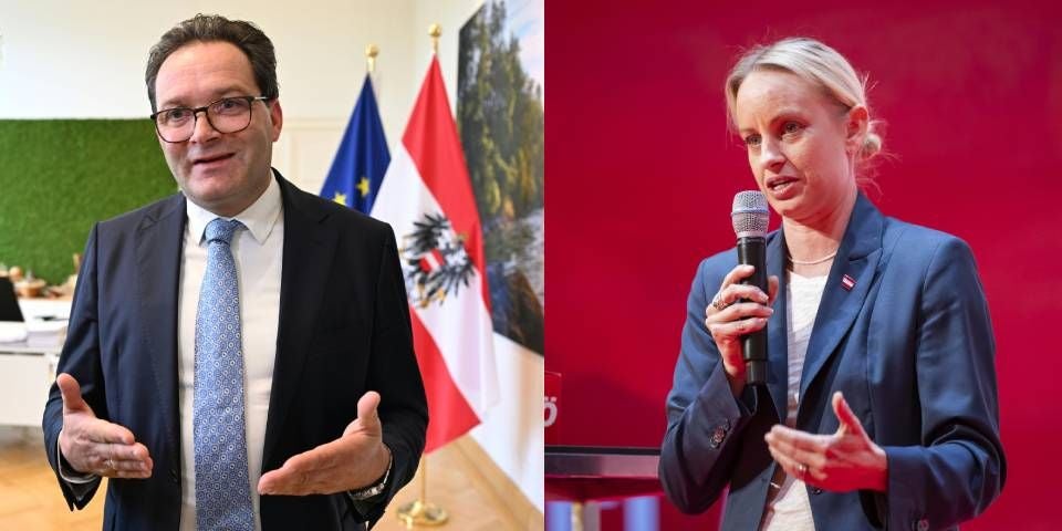 Ein Mann im Anzug vor Fahnen und eine Frau im Anzug mit Mikrofon auf rotem Hintergrund.