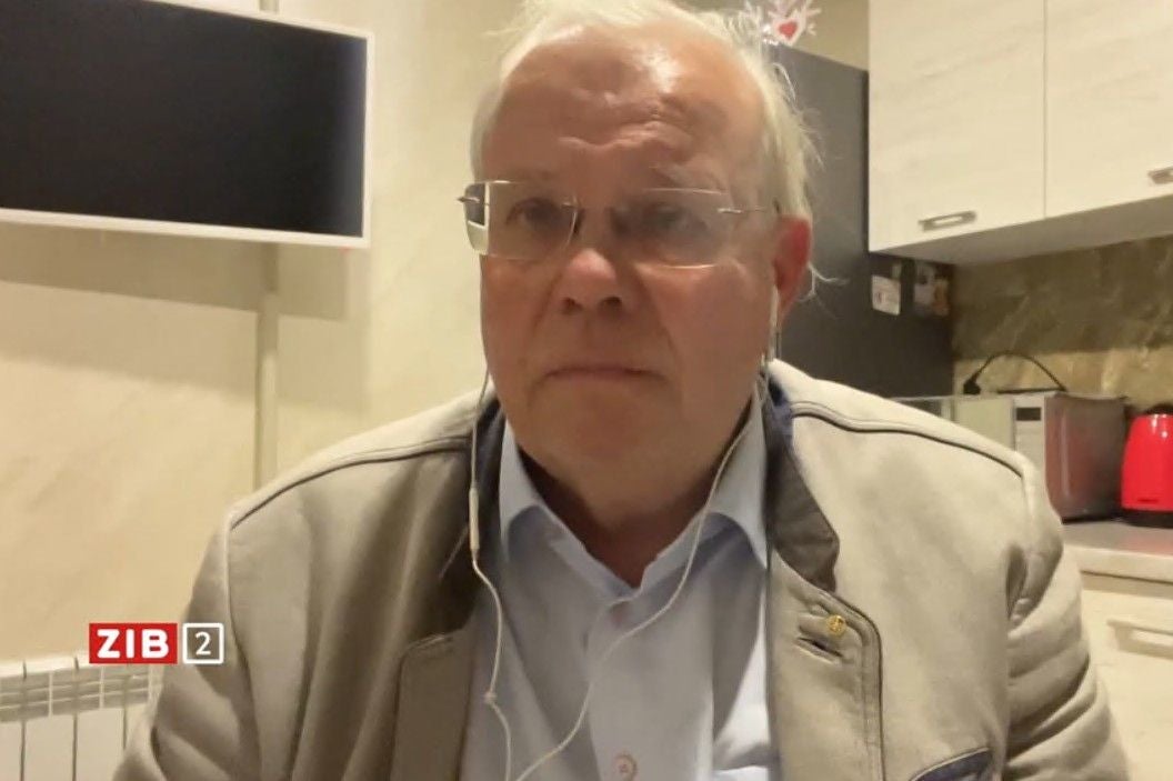 Mann mit Brille und Ohrhörern sitzt in einer Küche, ZIB 2 Logo unten links im Bild.