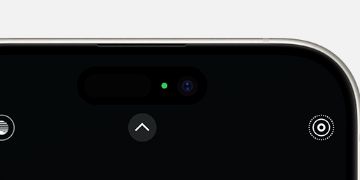 Nahaufnahme einer Smartphone-Frontkamera mit grünem Punkt daneben auf schwarzem Display.