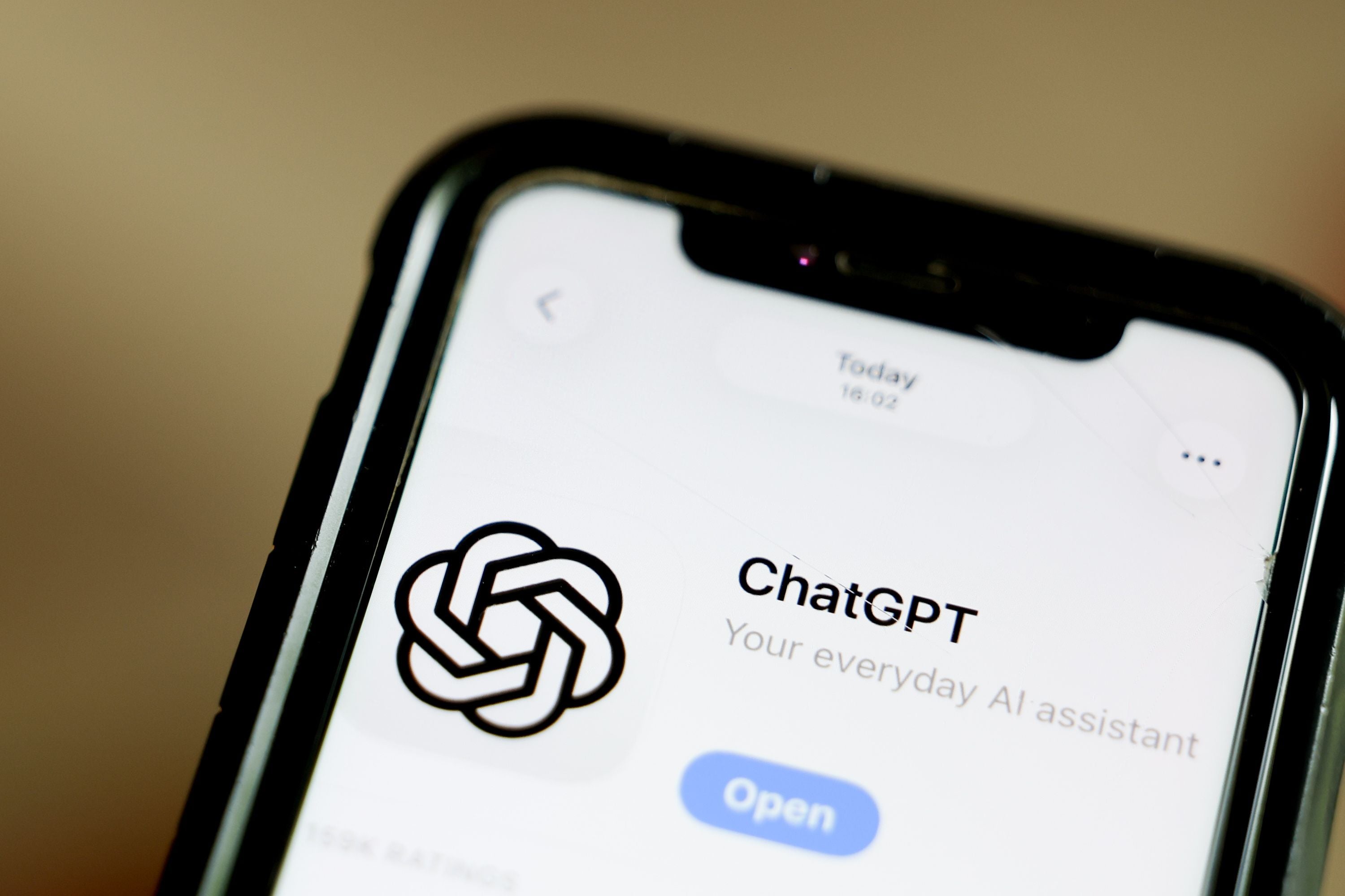 Die ChatGPT-App ist auf dem Bildschirm eines Smartphones zu sehen.