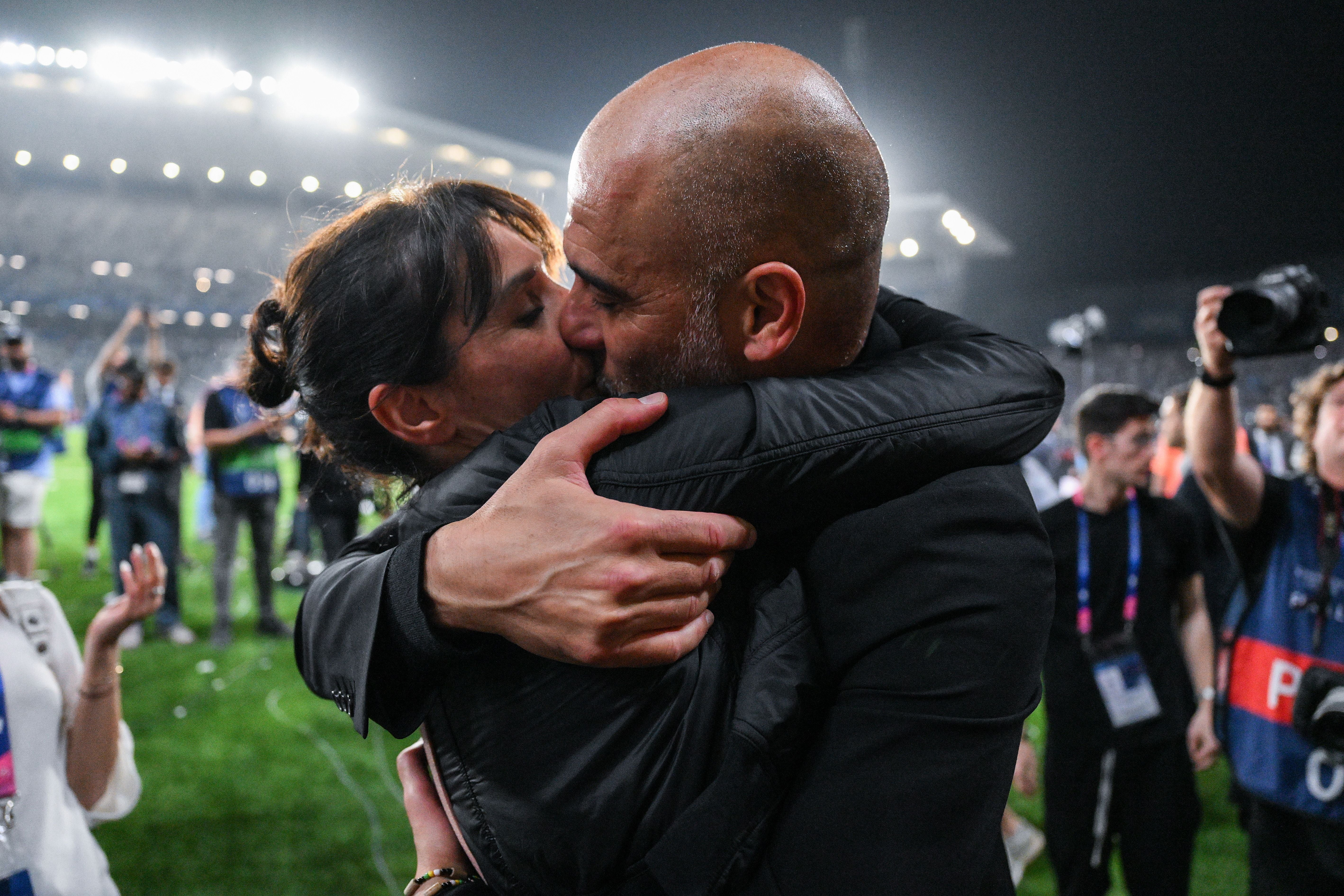Pep Guardiola und Rodri von Manchester City lachen und freuen sich nach dem Spiel im Stadion.