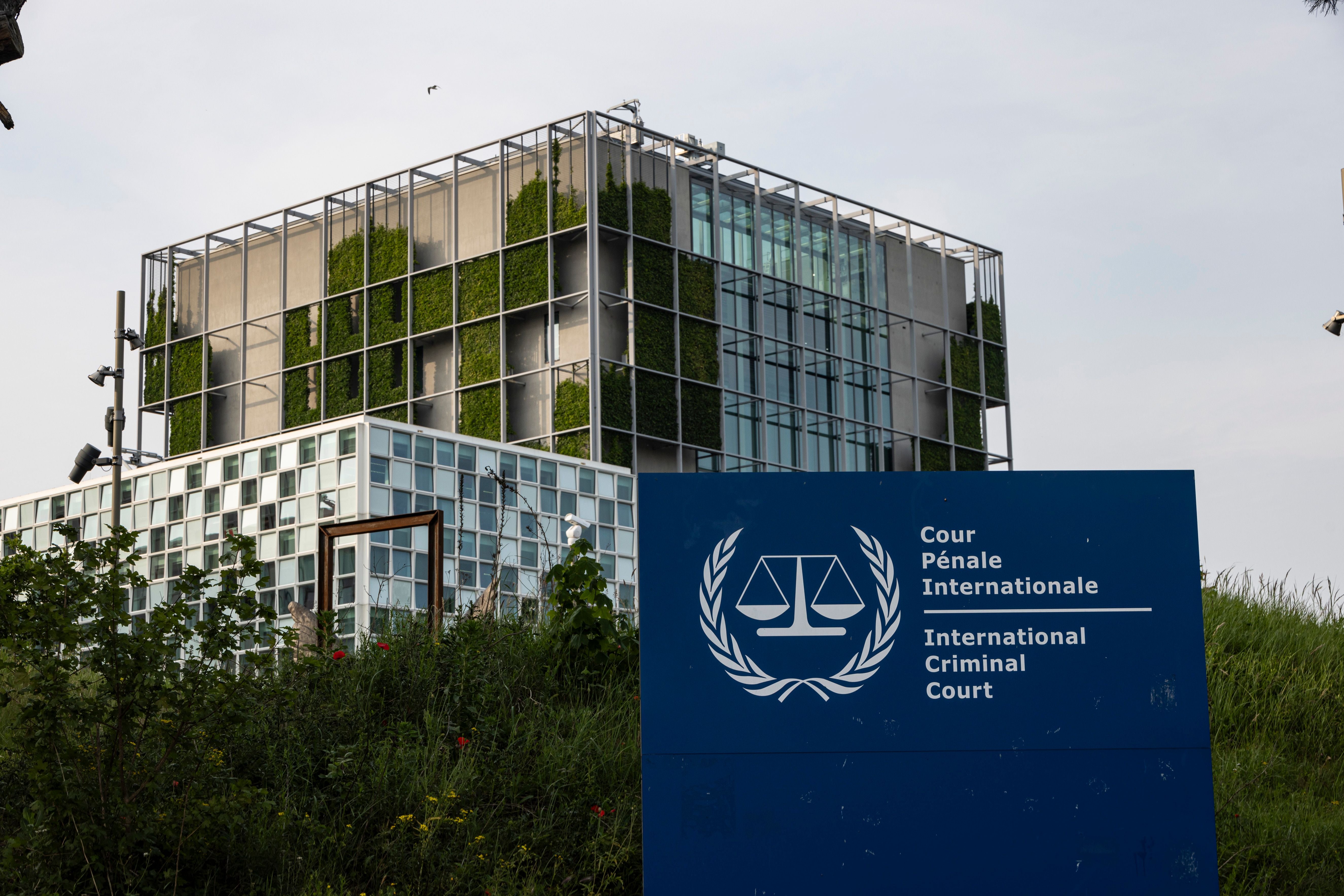Das Gebäude des Internationalen Strafgerichtshofs mit Logo und Namensschild in Den Haag.