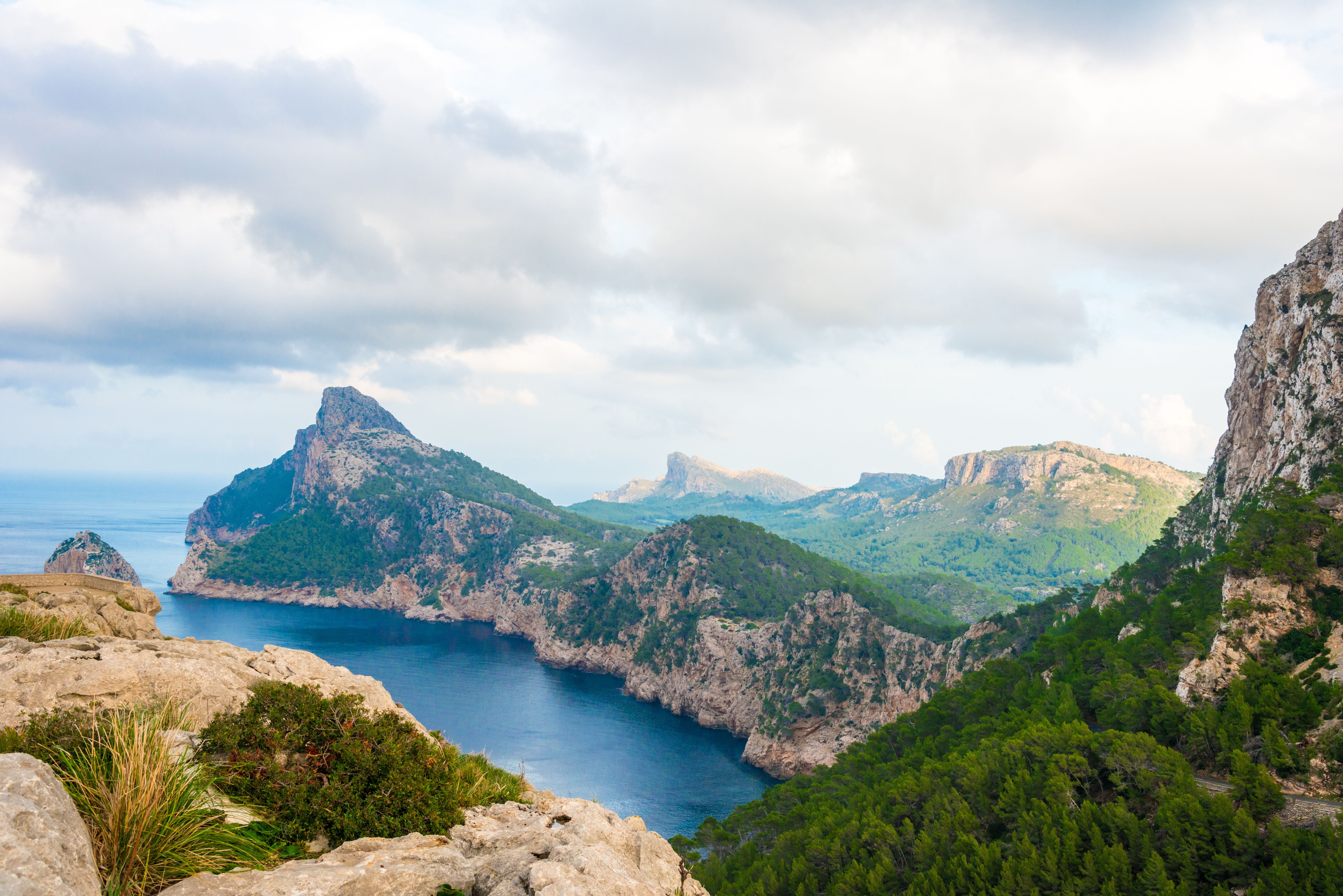Blick auf die felsige Küste und das Meer am Cap de Formentor auf Mallorca bei bewölktem Himmel.