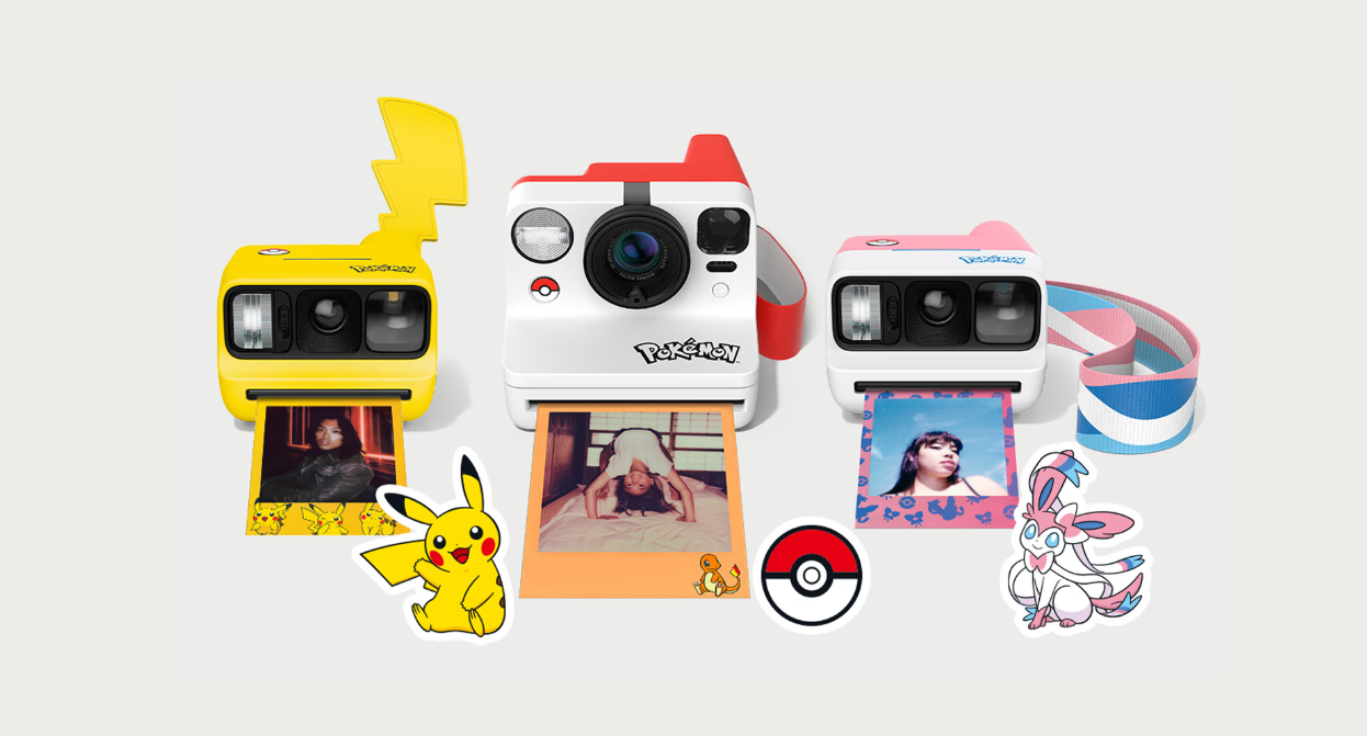 Drei Pokémon-Polaroidkameras mit passenden Fotos und Pokémon-Stickern davor.
