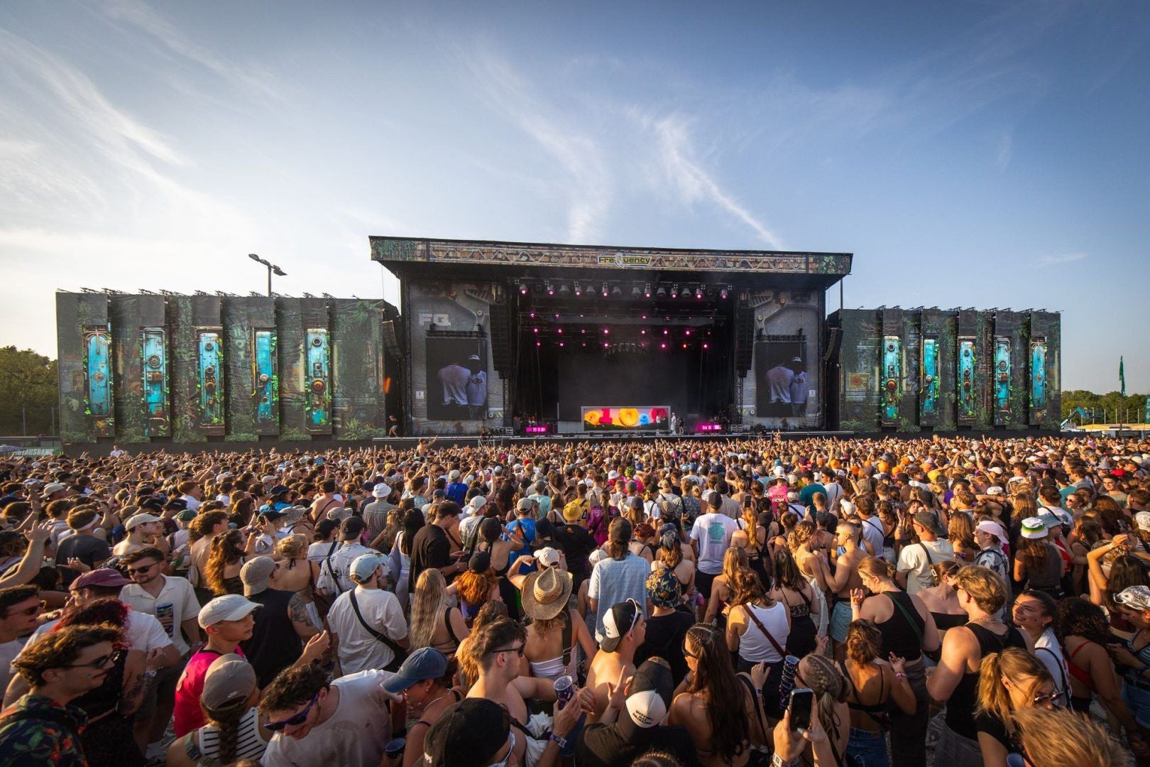 Große Menschenmenge vor einer Open-Air-Bühne beim Frequency Festival bei sonnigem Wetter.