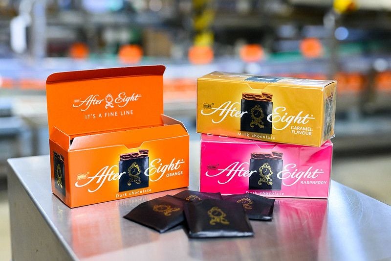 Drei Packungen Nestlé After Eight in den Geschmacksrichtungen Orange, Caramel und Raspberry.