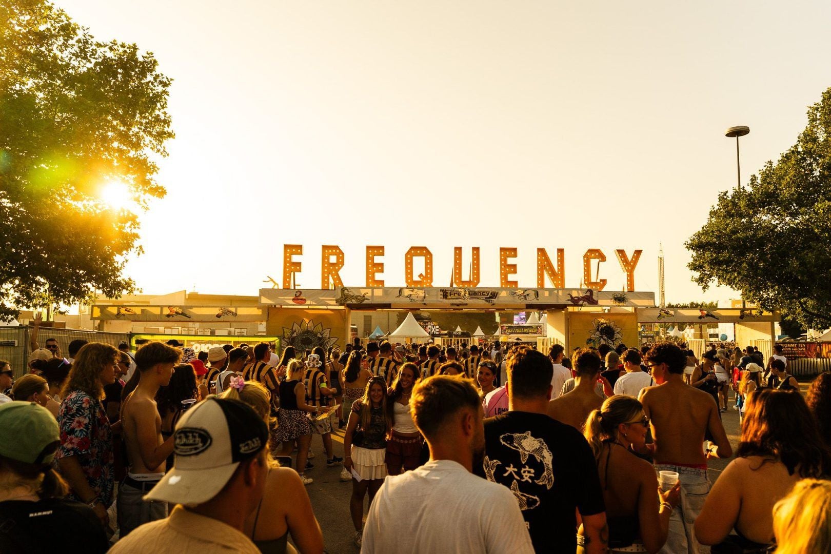 Menschenmenge vor dem Eingang zum Frequency Festival bei Sonnenuntergang.