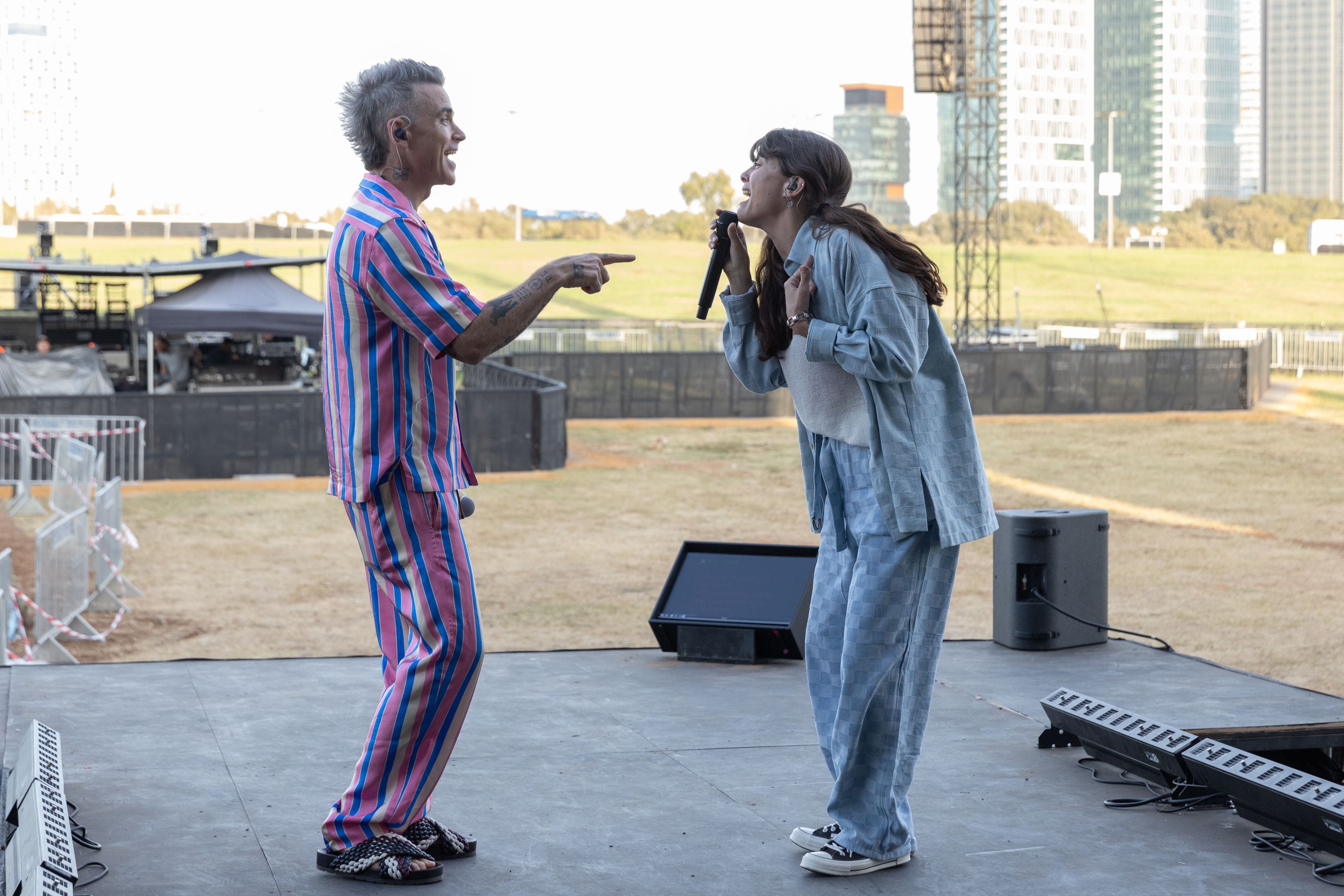 Zwei Musiker proben mit Mikrofonen auf einer Freilichtbühne im Park HaYarkon in Tel Aviv.