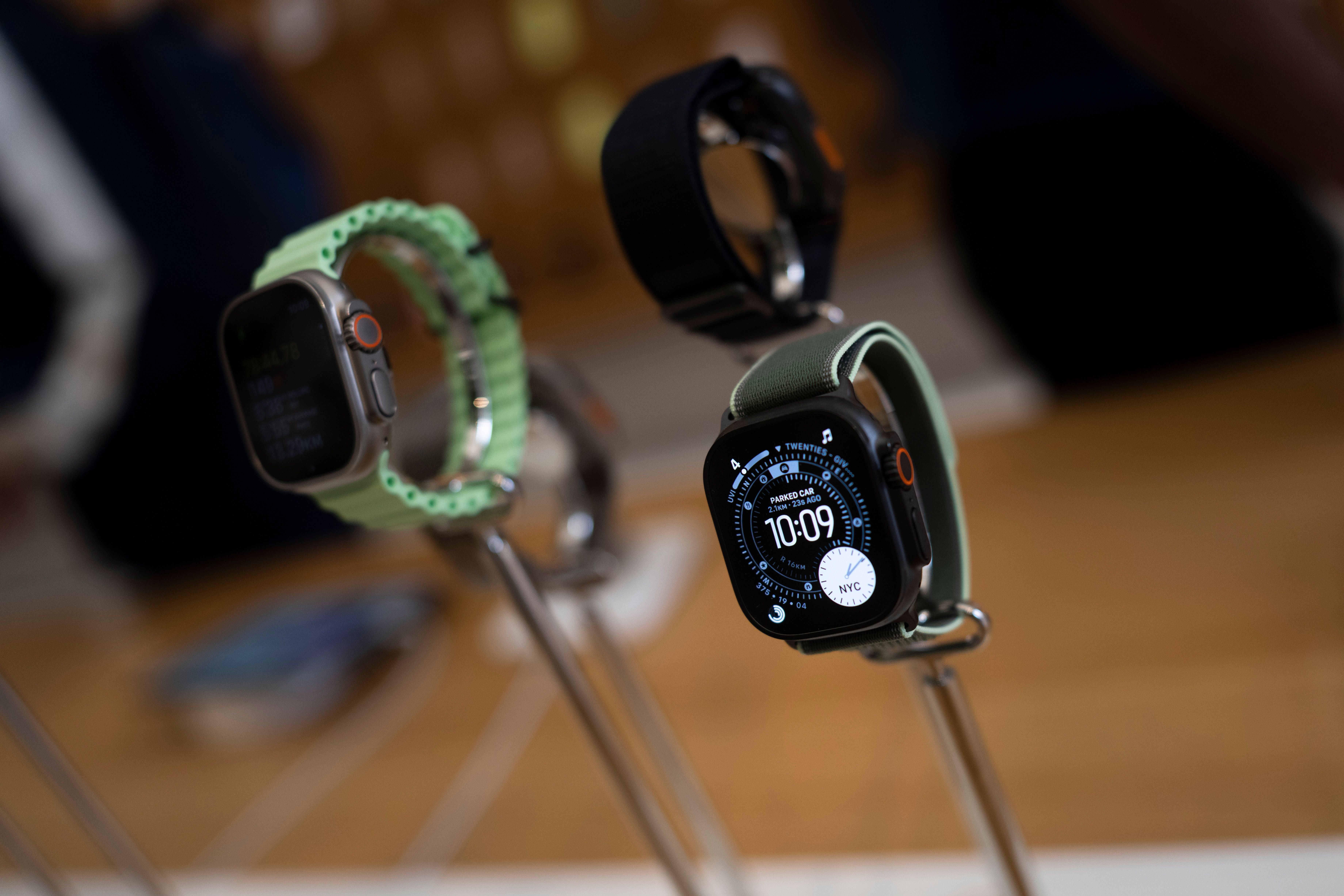 Drei Apple Watch Ultra 3 mit verschiedenen Armbändern auf einer Display-Halterung im Apple Store.