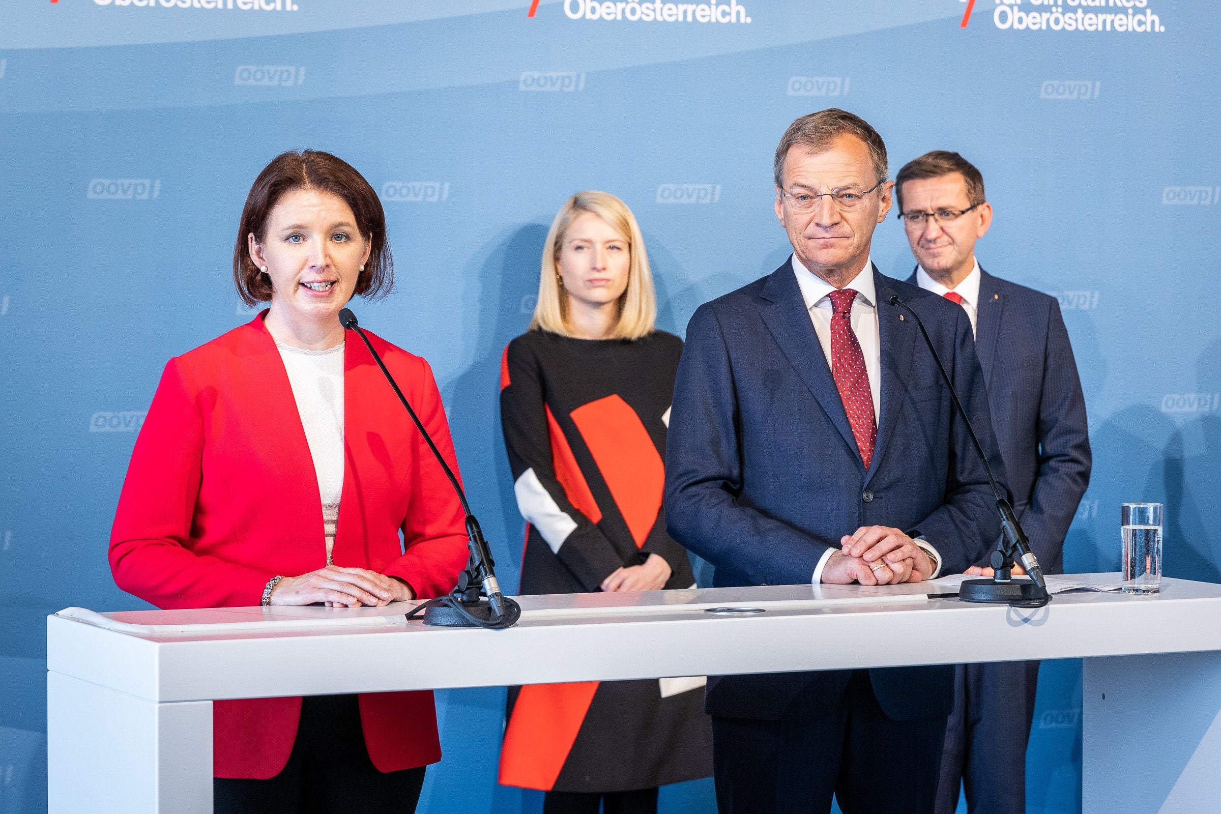 Vier Personen stehen bei einer Pressekonferenz der ÖVP Oberösterreich in Linz an einem Rednerpult.