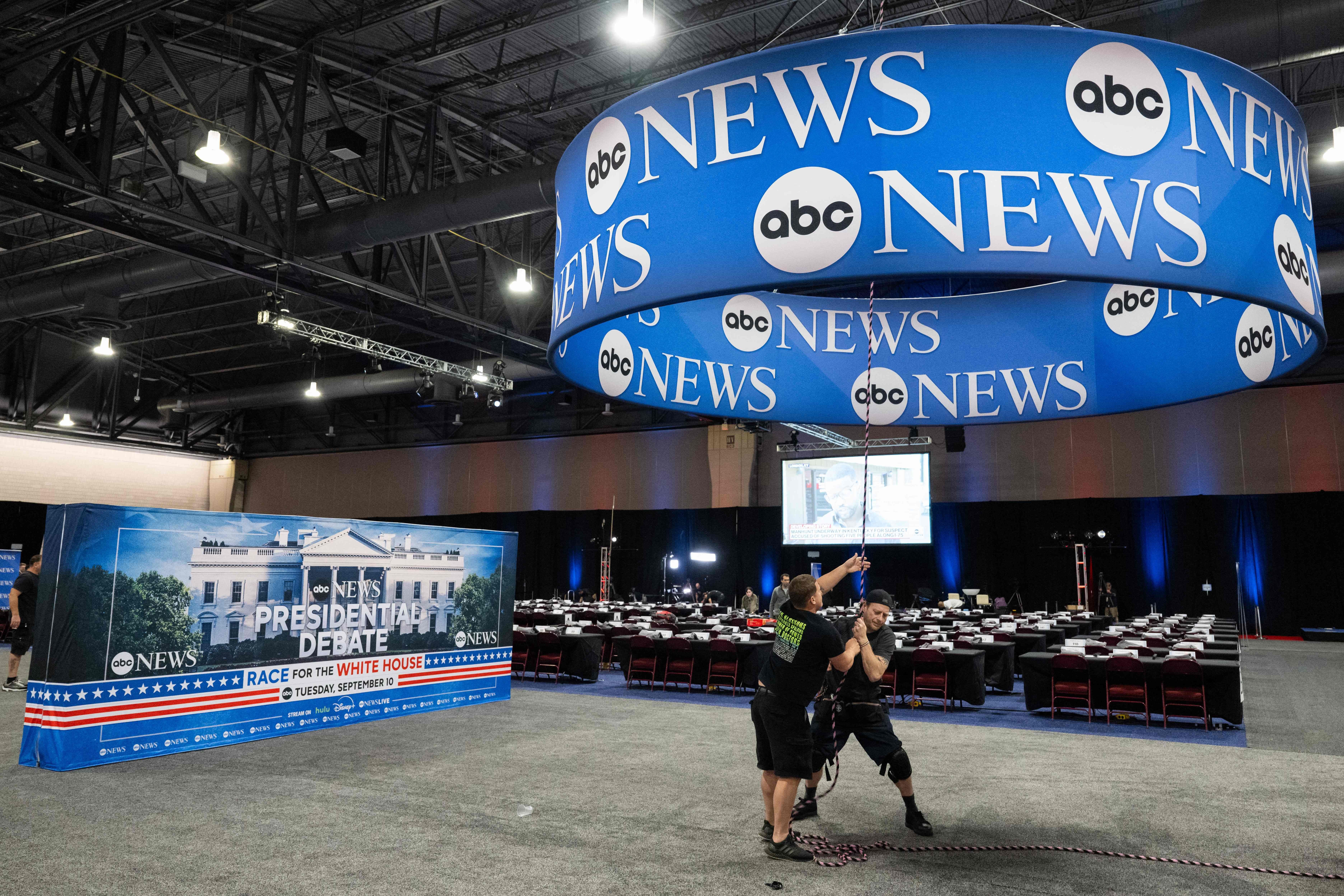 Arbeiter bereiten einen ABC-News-Pressebereich für eine US-Präsidentschaftsdebatte vor.