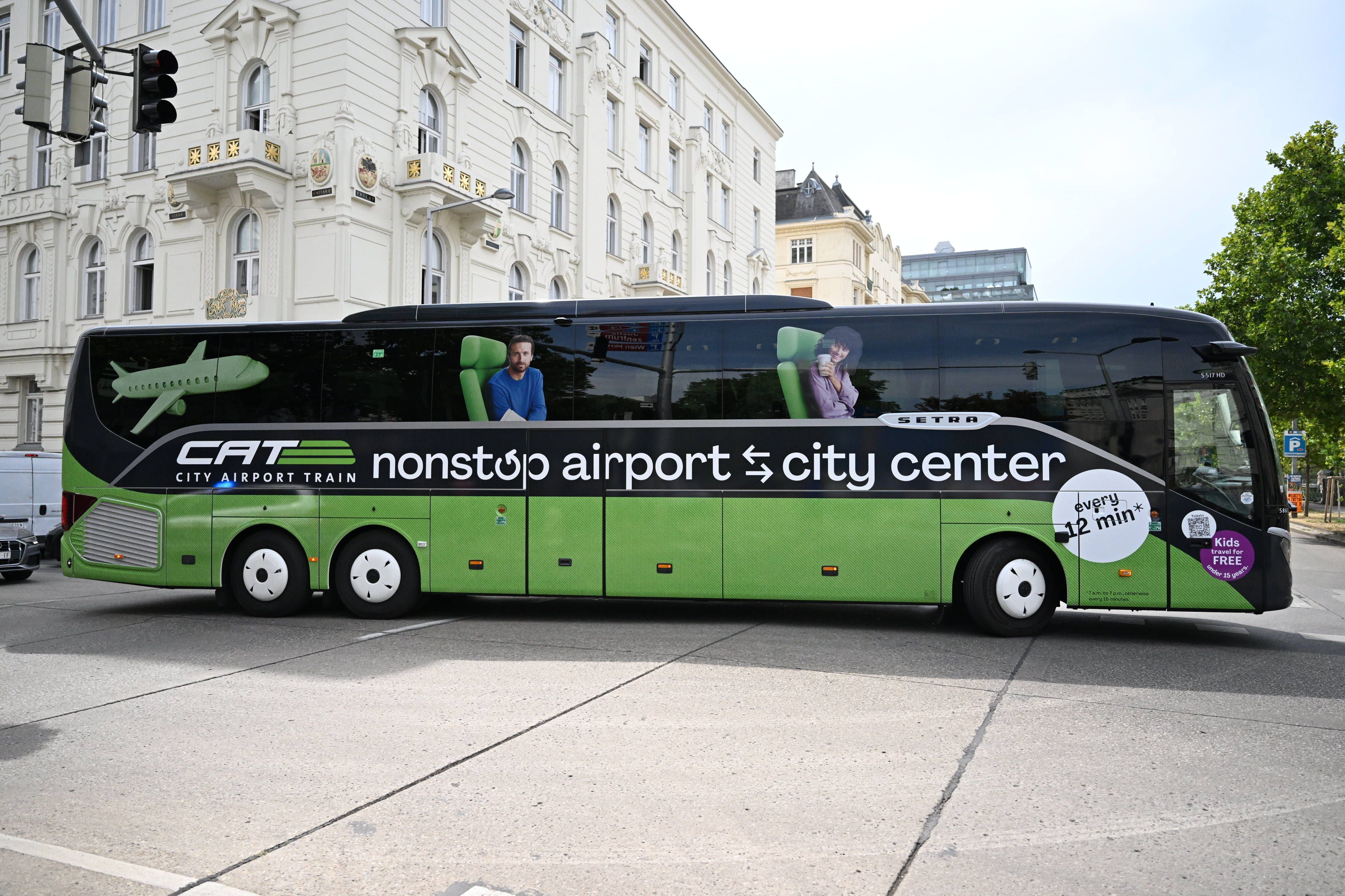 Grüner CAT-Ersatzbus mit Werbung für den Nonstop-Transfer zwischen Flughafen und Stadtzentrum.