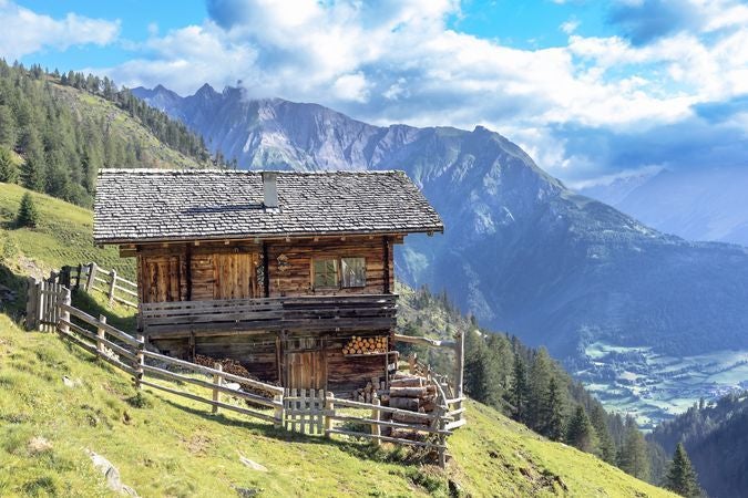 Eine schöne Berghütte am Abhang.