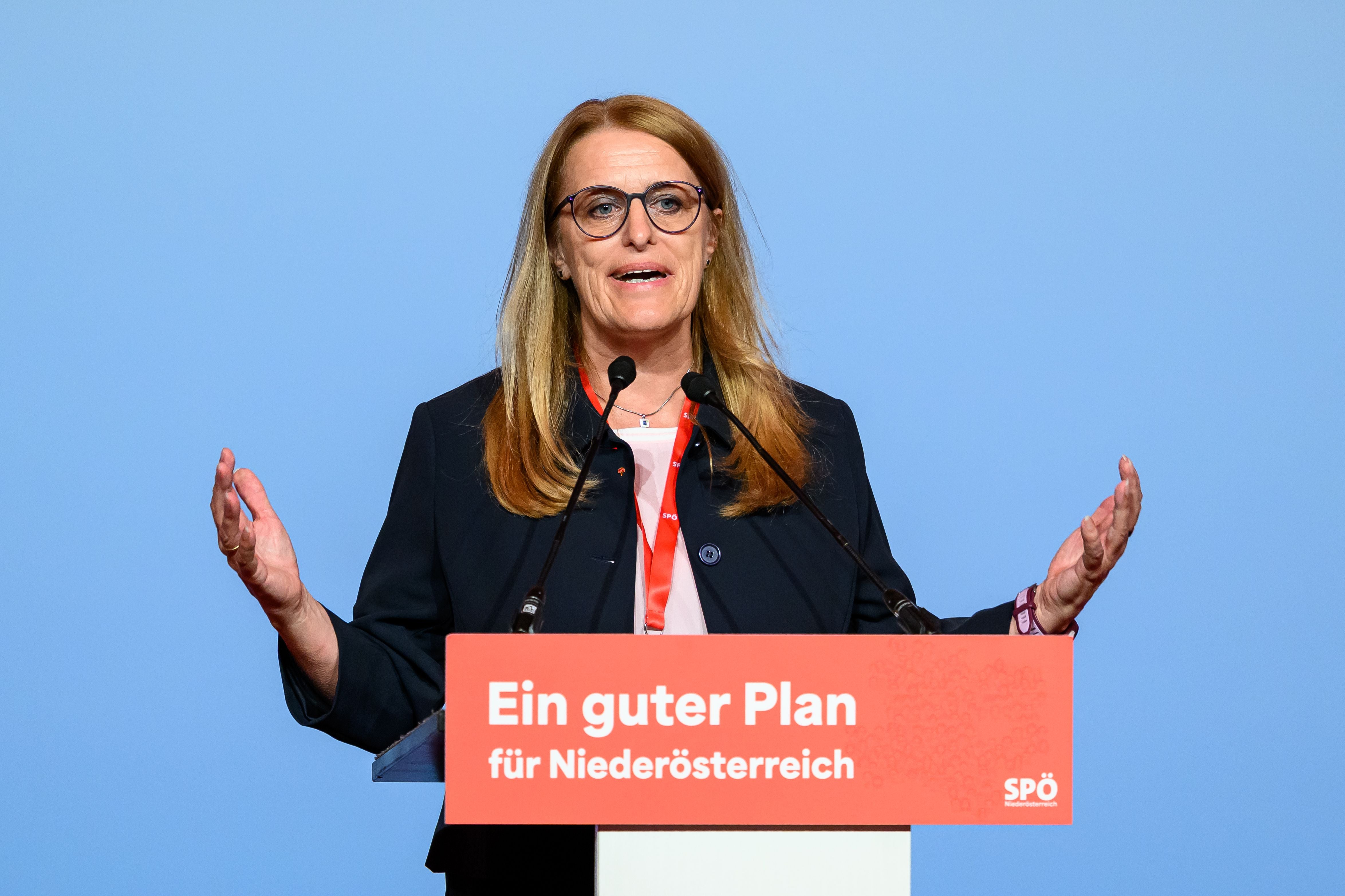 Eine Frau spricht am Rednerpult mit dem Schild „Ein guter Plan für Niederösterreich“.