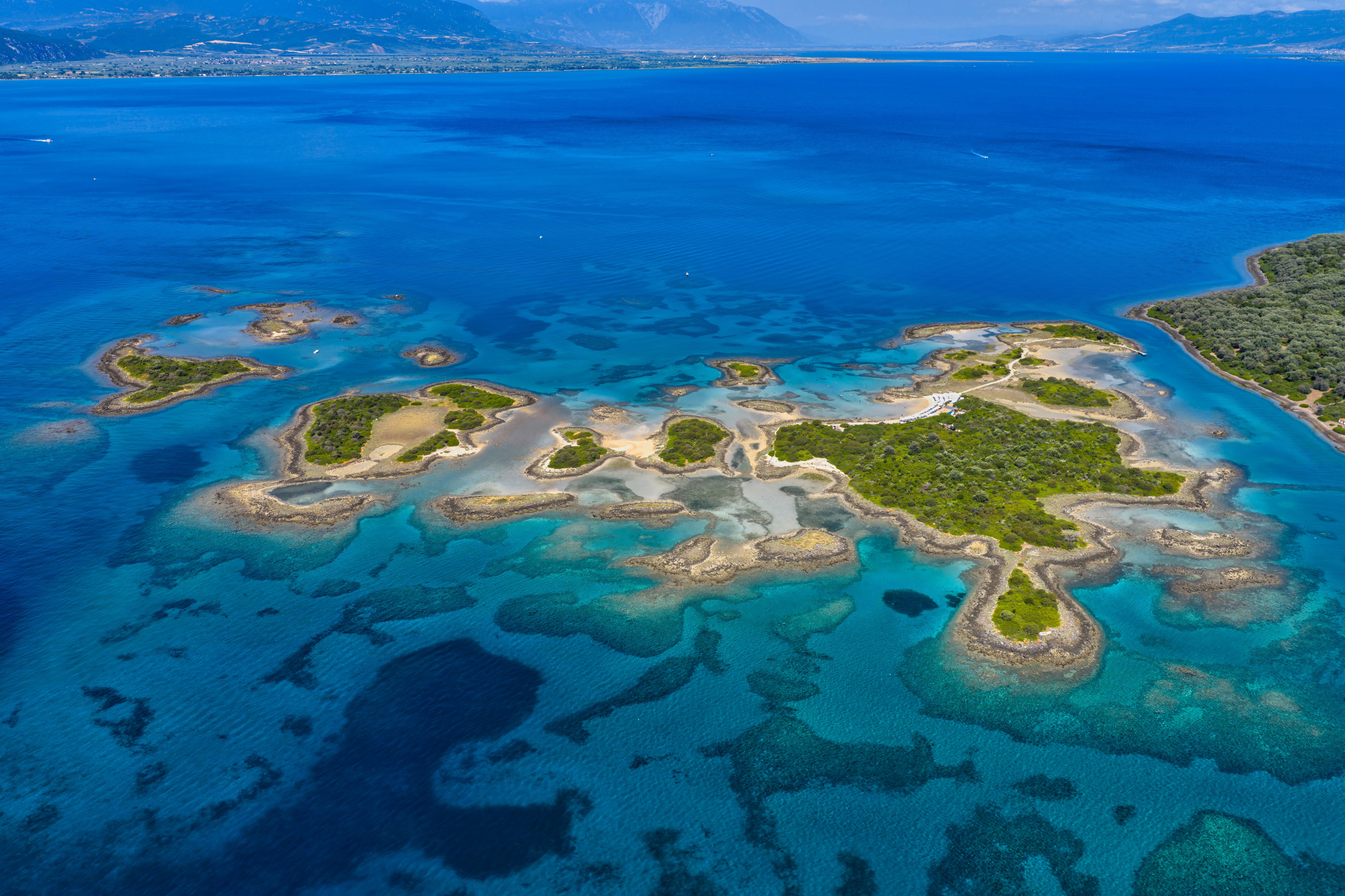 Luftaufnahme der Lichadonisia-Inseln mit türkisblauem Wasser und goldenen Sandstränden.