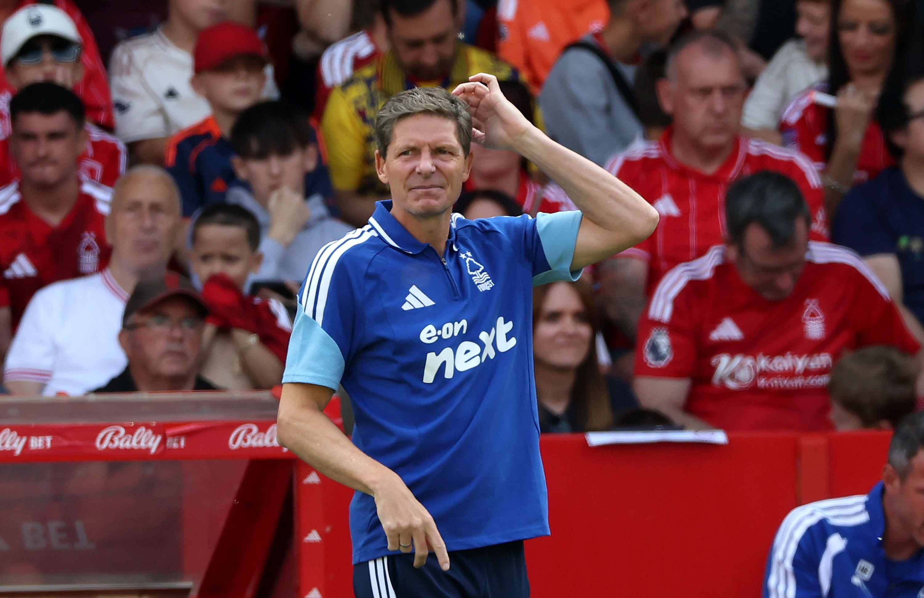 Ein Mann im blauen Nottingham Forest-Trainingsshirt steht nachdenklich am Spielfeldrand.