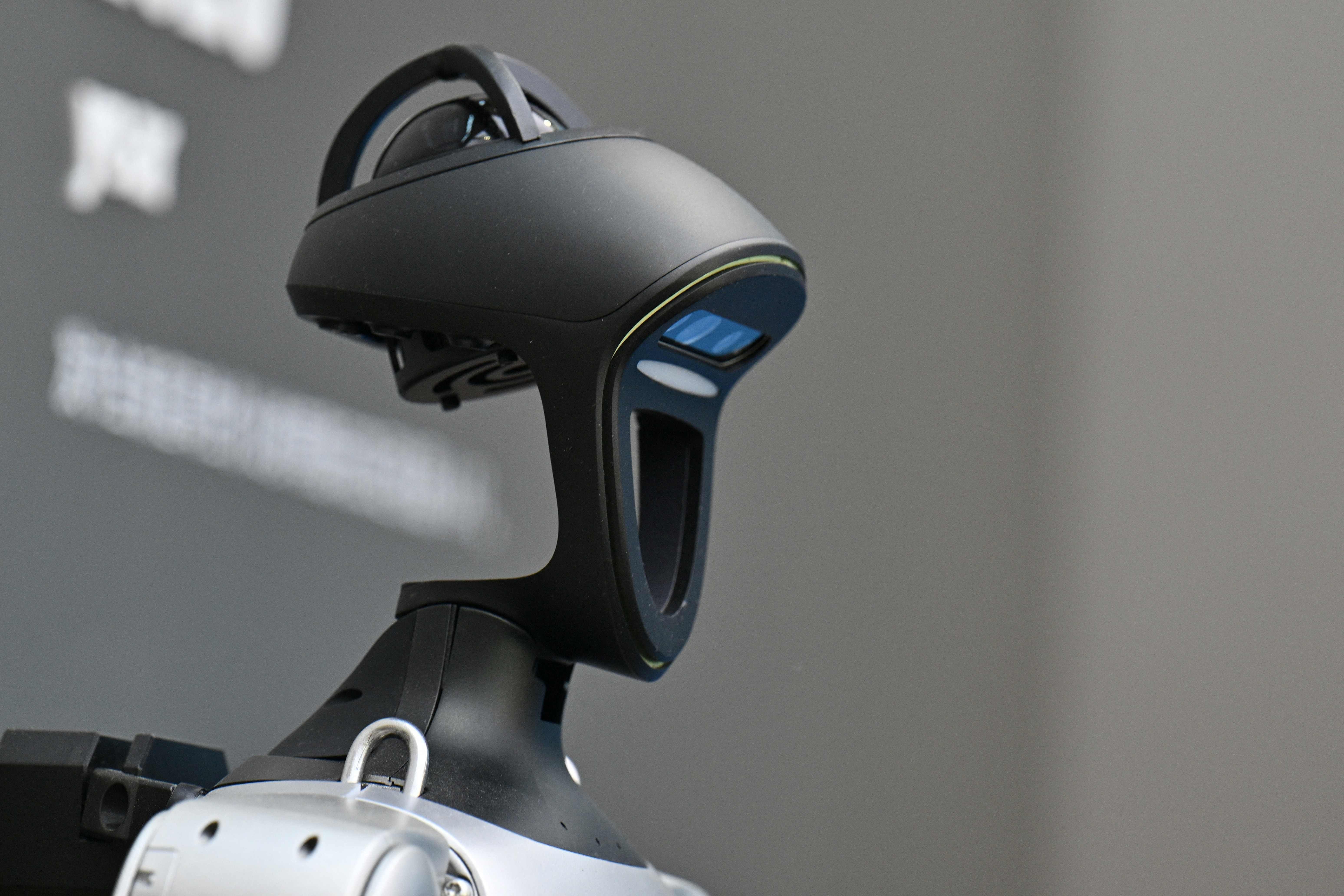 Nahaufnahme eines modernen schwarz-silbernen Roboters von Unitree Robotics mit futuristischem Kopf.
