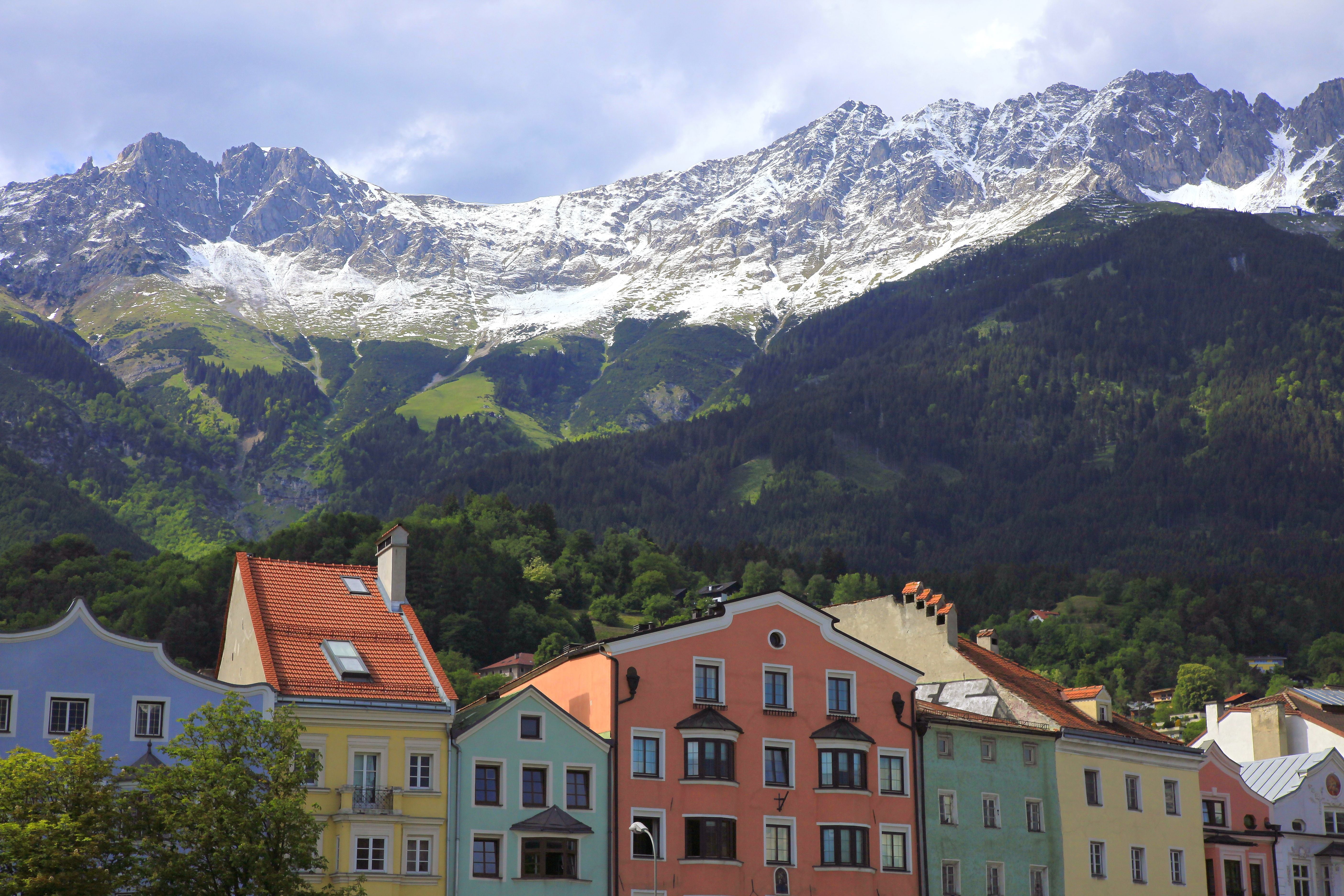 Bunte Häuser von Innsbruck vor schneebedeckten Karwendelbergen in Tirol, Österreich.