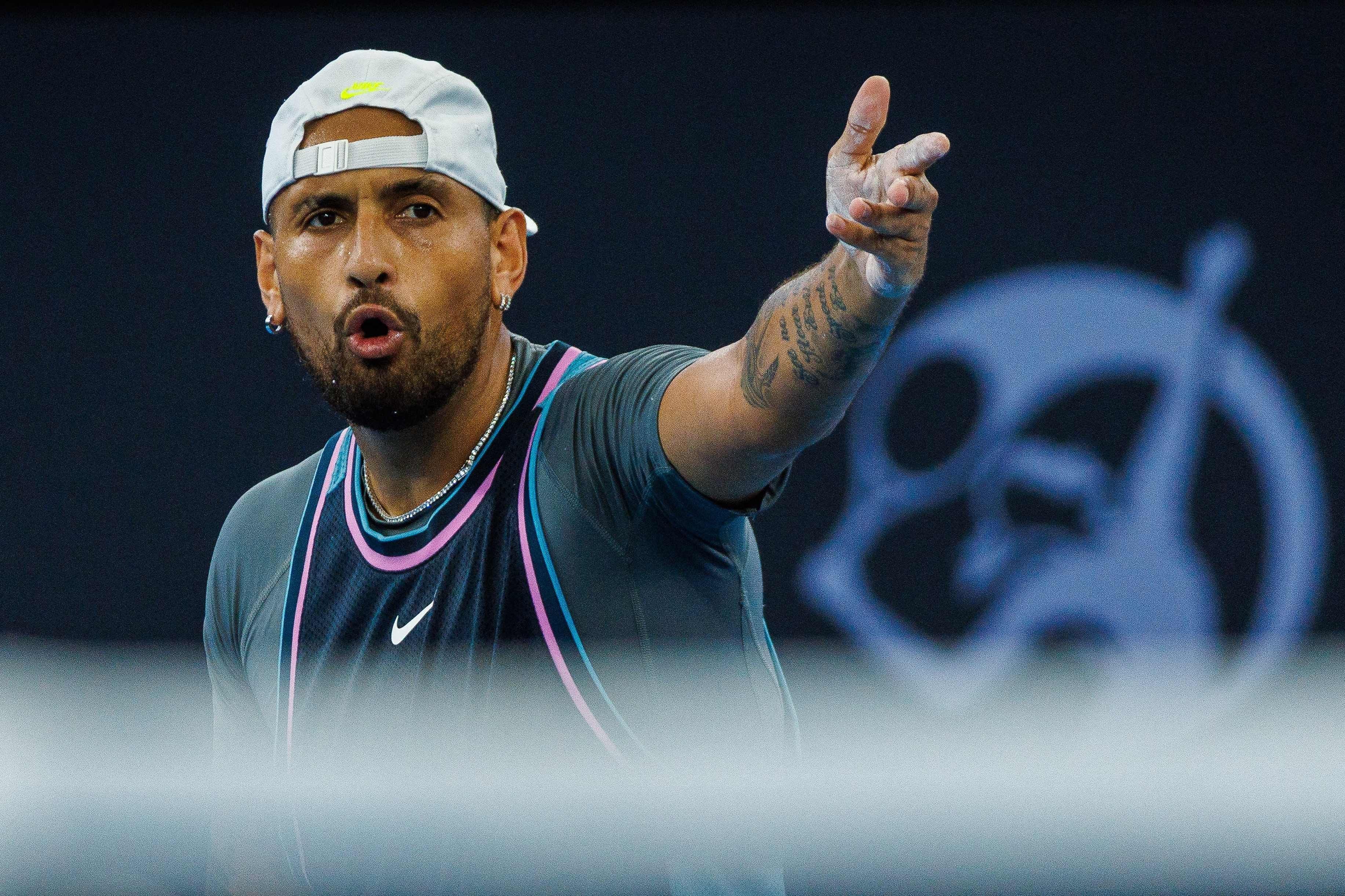 Tennisspieler in Sportkleidung gestikuliert während eines Spiels auf dem Tennisplatz.