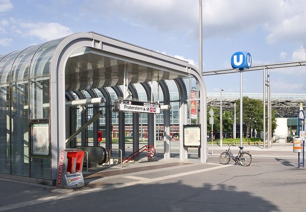 Eingang zur U-Bahn-Station Praterstern in Wien mit Glasüberdachung und U-Bahn-Schild.