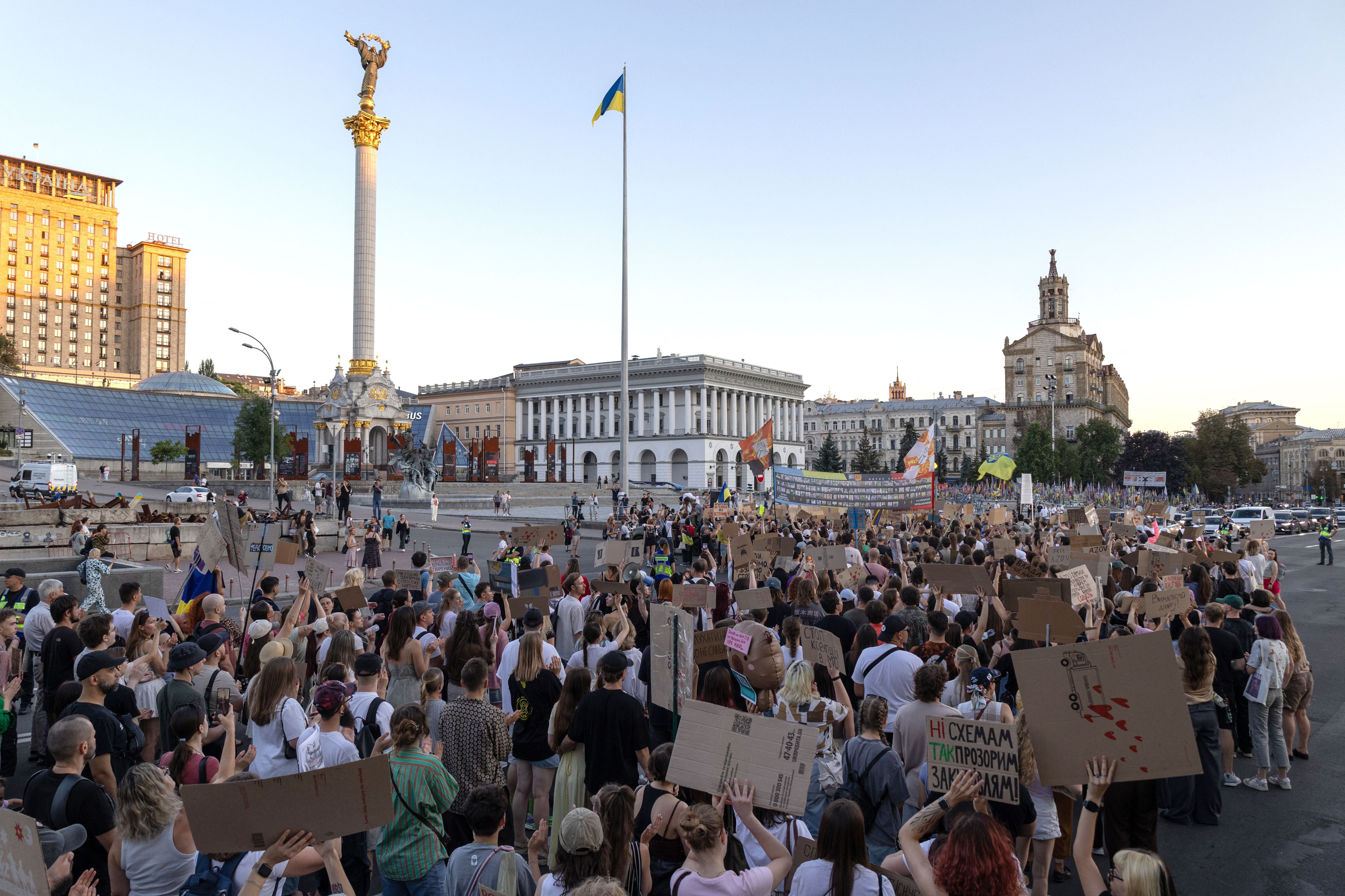 Viele Demonstranten mit Schildern versammeln sich auf dem Maidan-Platz in Kiew bei einer Kundgebung.