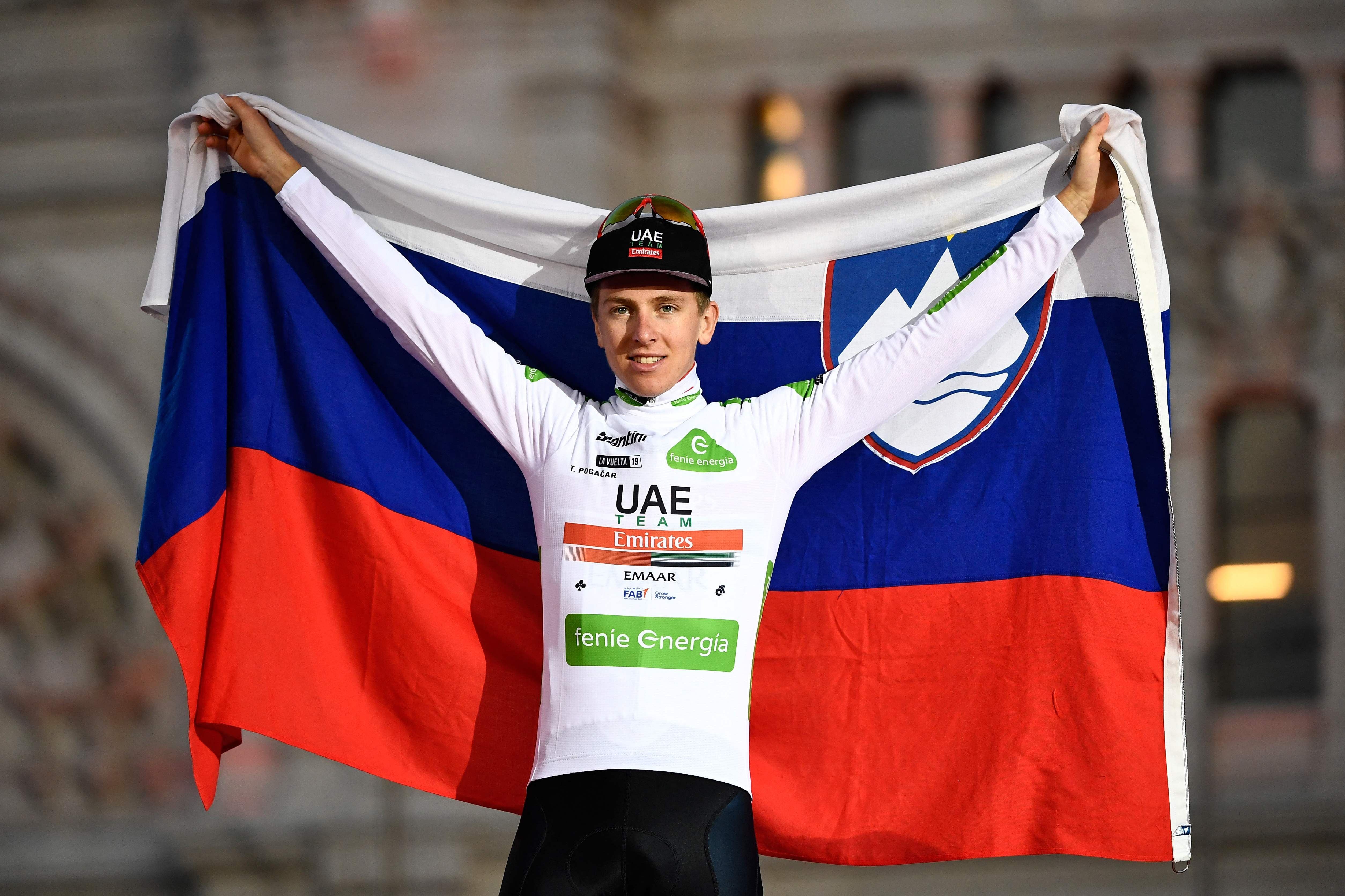 Radrennfahrer hält die slowenische Flagge hoch und feiert auf dem Podium bei La Vuelta 2019.