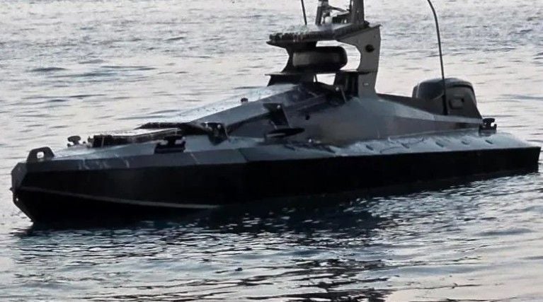 Unbemannte militärische Drohne fährt auf dem Wasser.