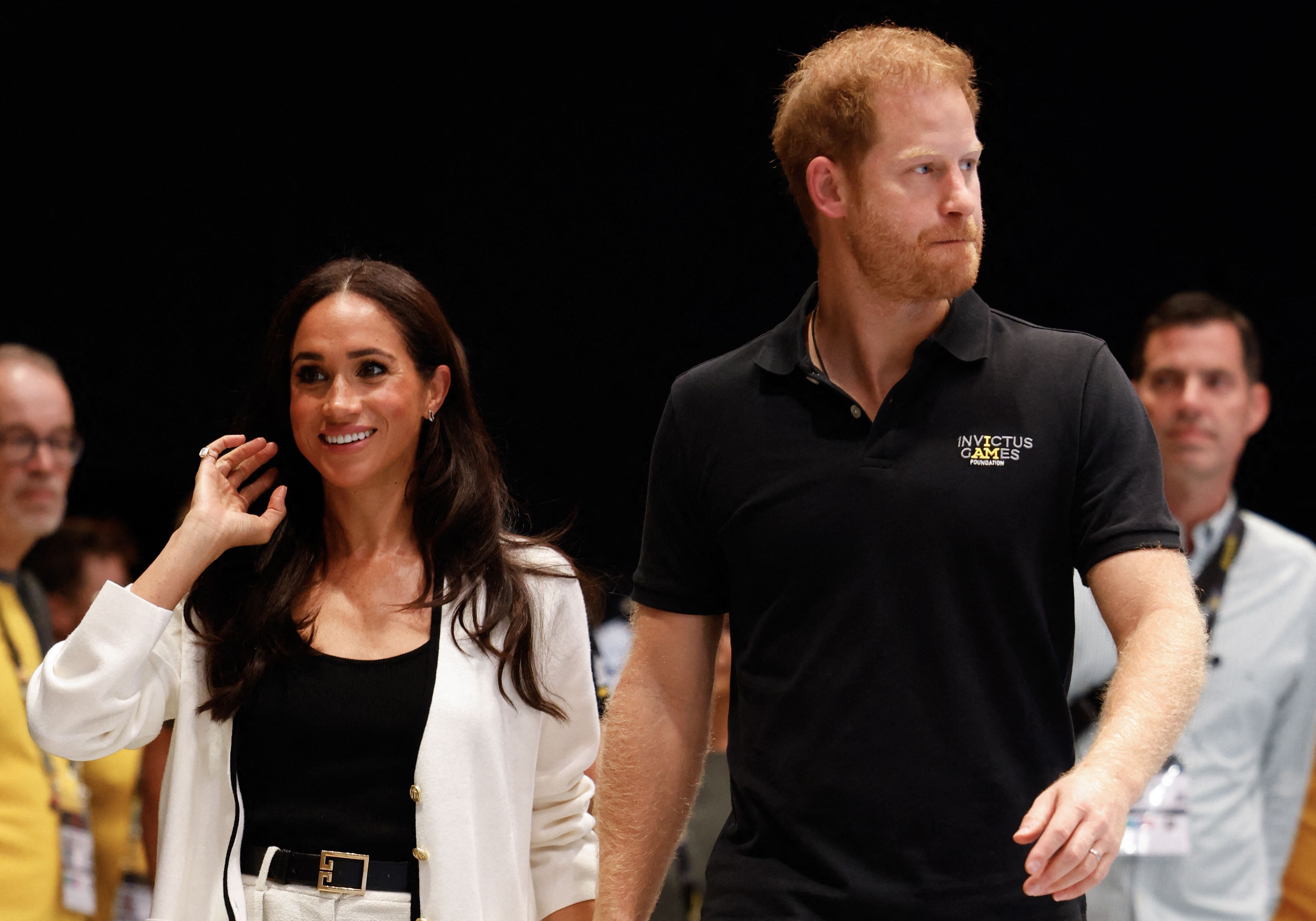 Ein lächelndes Paar steht nebeneinander bei den Invictus Games 2023 in Düsseldorf.