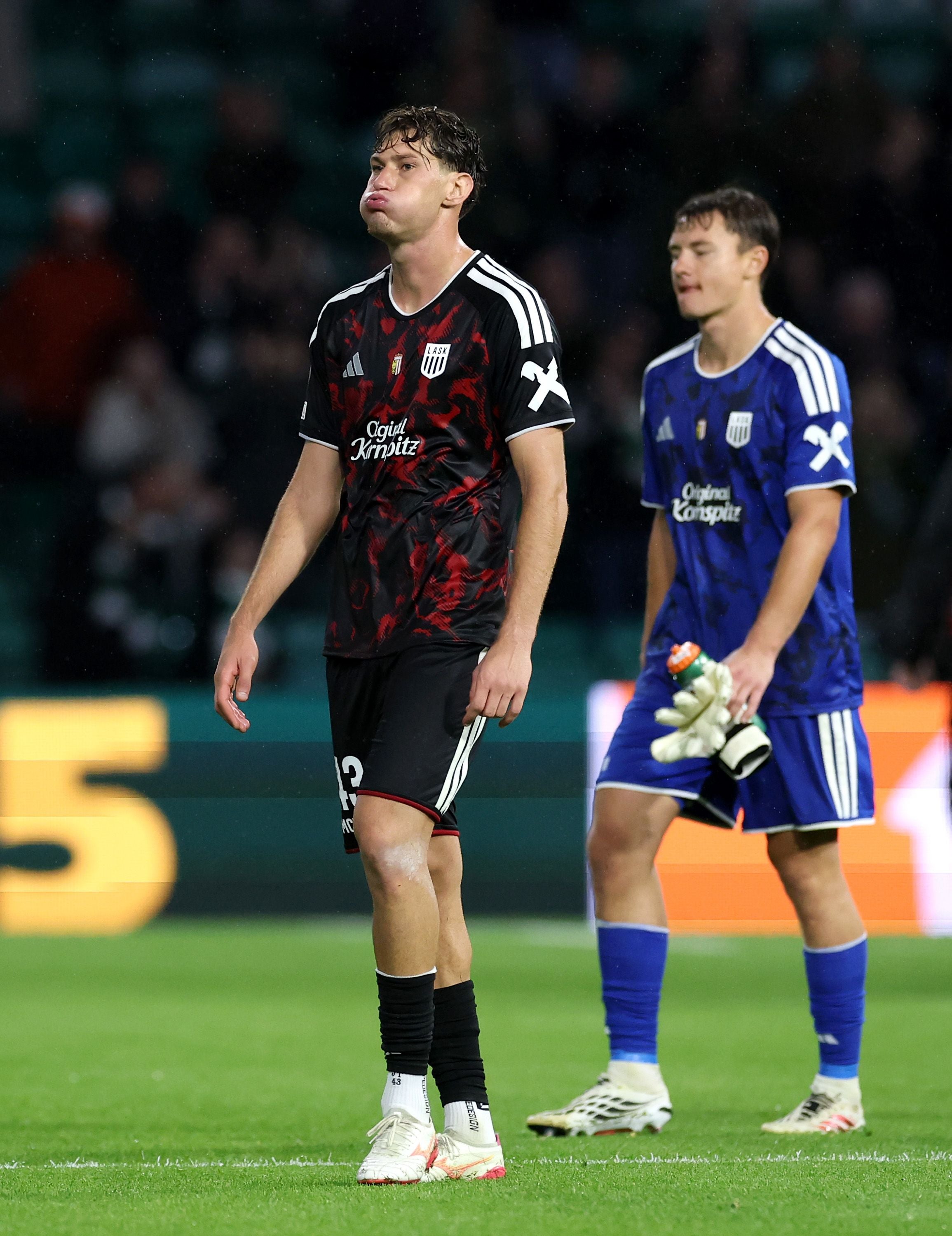 Ein enttäuschter LASK-Spieler geht nach einer Niederlage auf dem Fußballfeld.