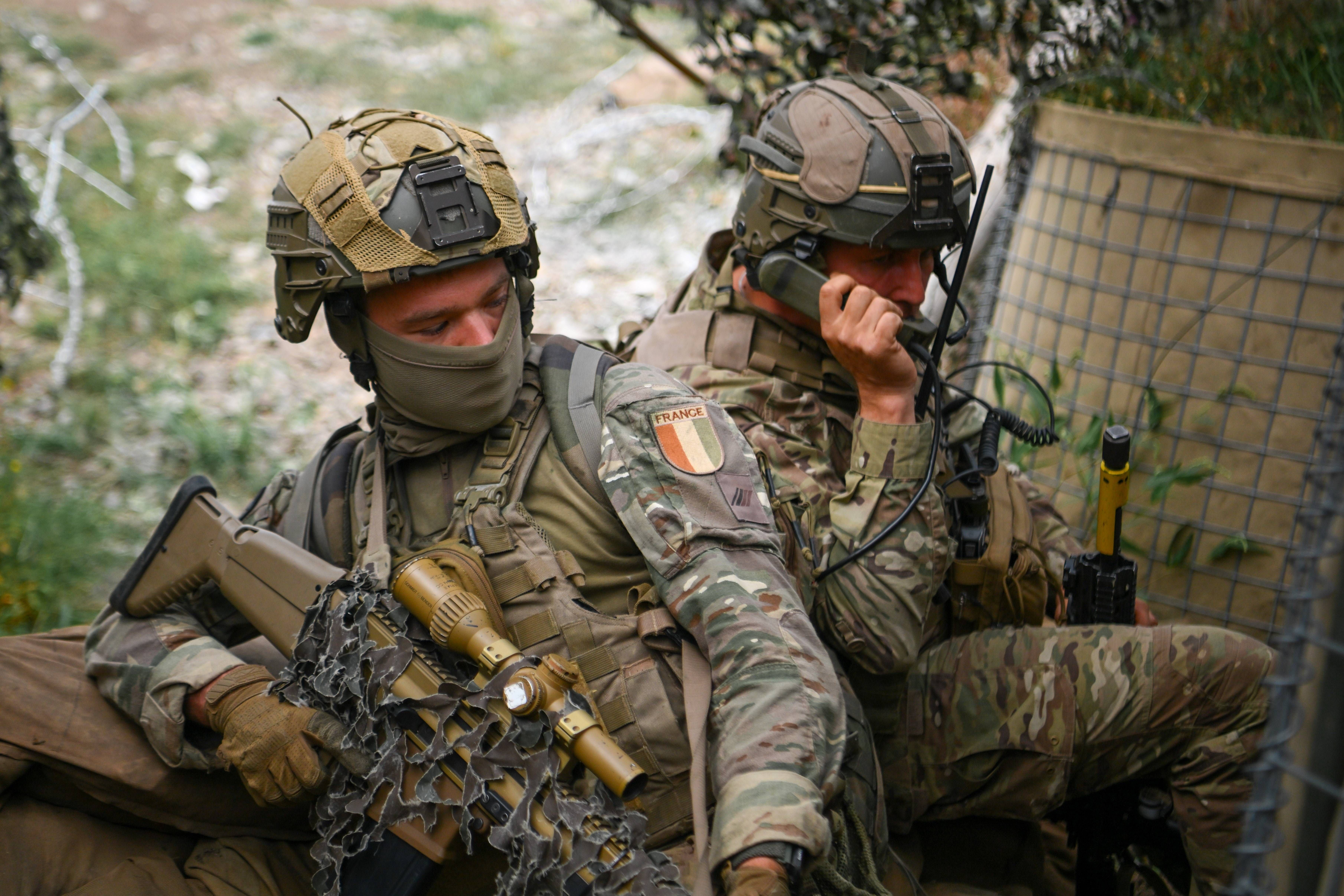 Zwei Soldaten in Tarnuniformen nehmen an einer NATO-Übung in Rumänien teil.