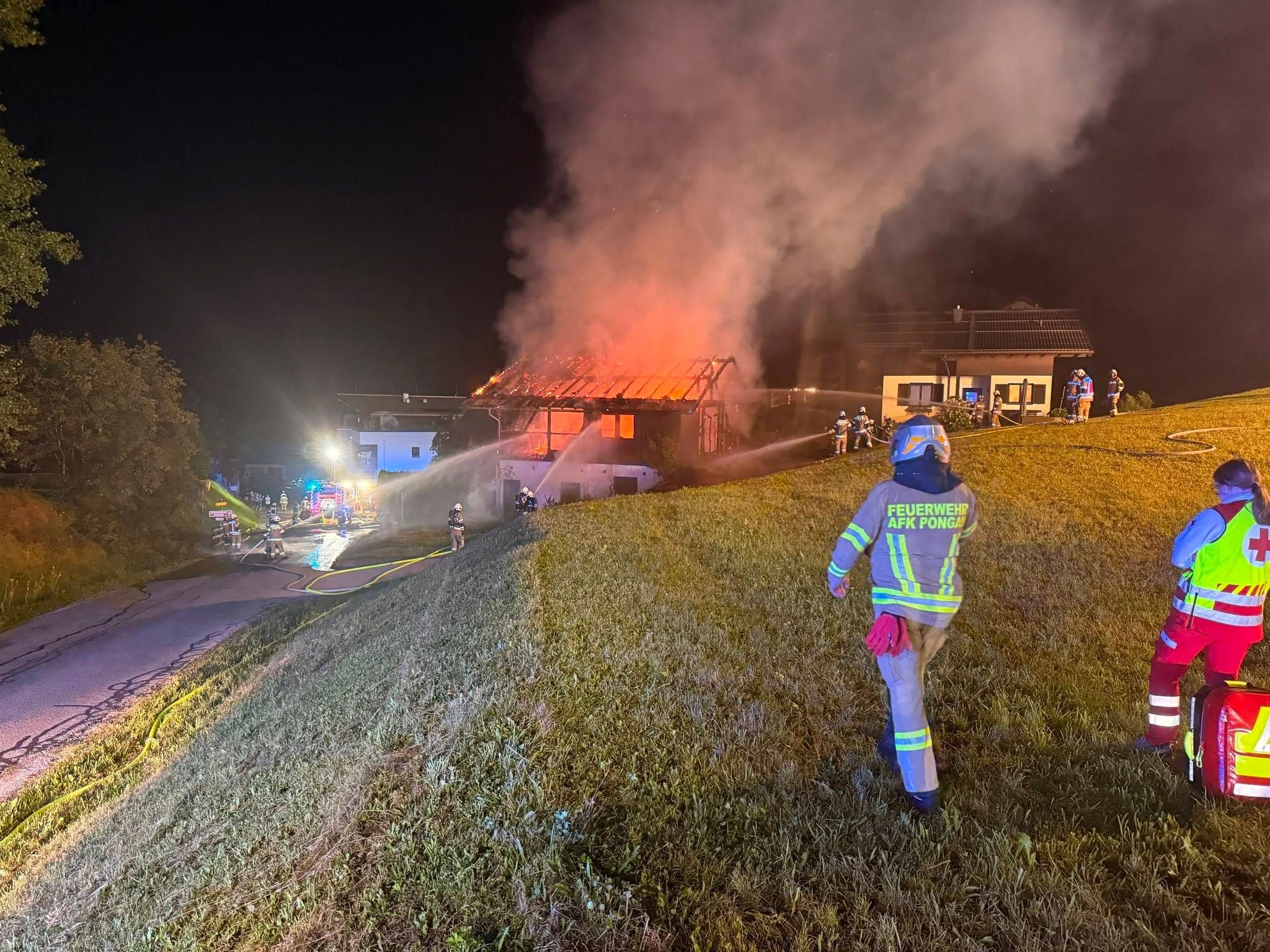 Feuerwehr bekämpft nächtlichen Hausbrand, starke Rauchentwicklung in St. Veit im Pongau.