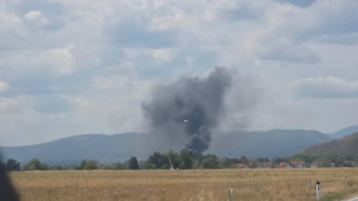 Großbrand in Winzendorf - Rauchsäule war kilometerweit zu sehen.