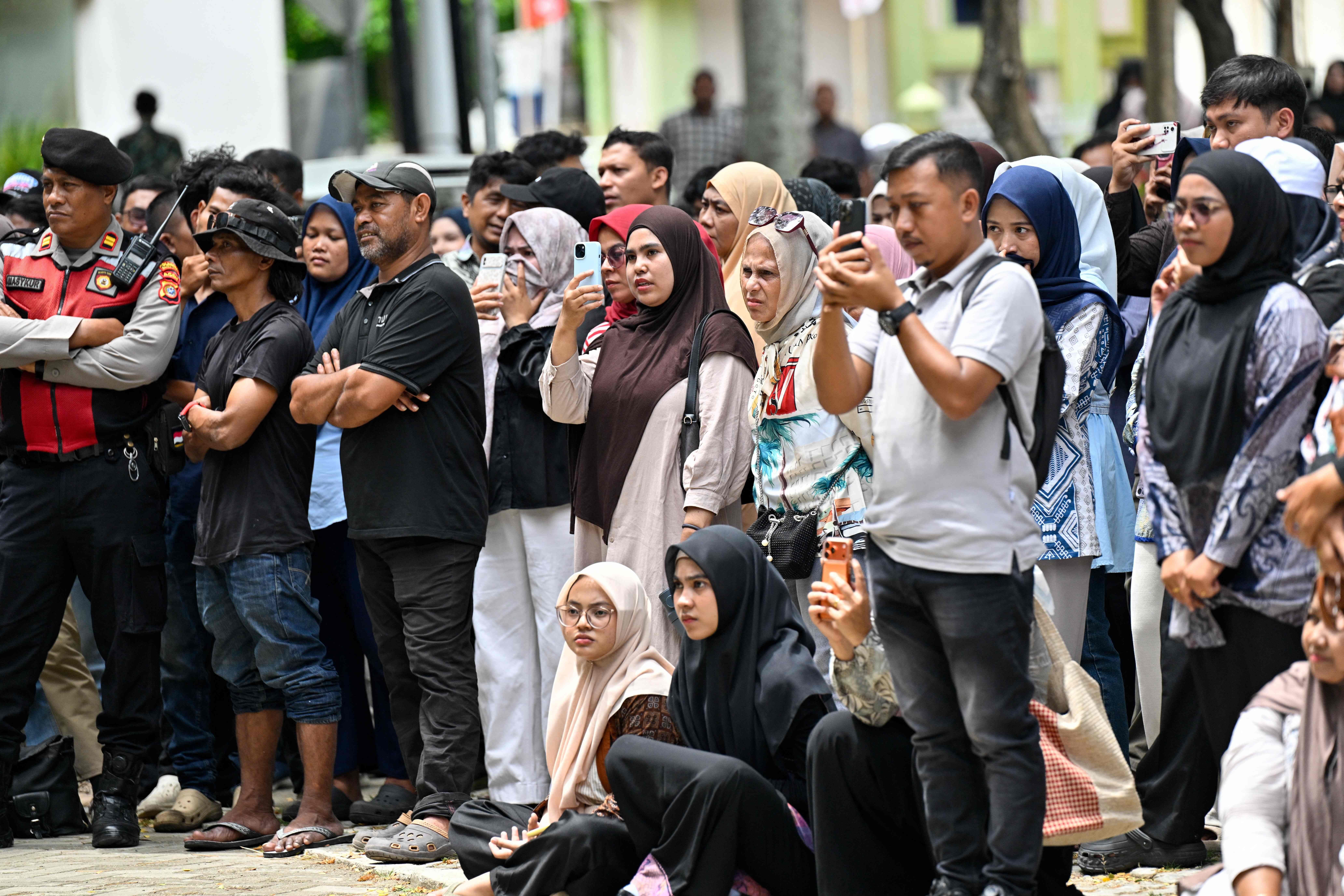 Menschenmenge beobachtet in Banda Aceh eine Auspeitschung wegen Verletzung islamischen Rechts.