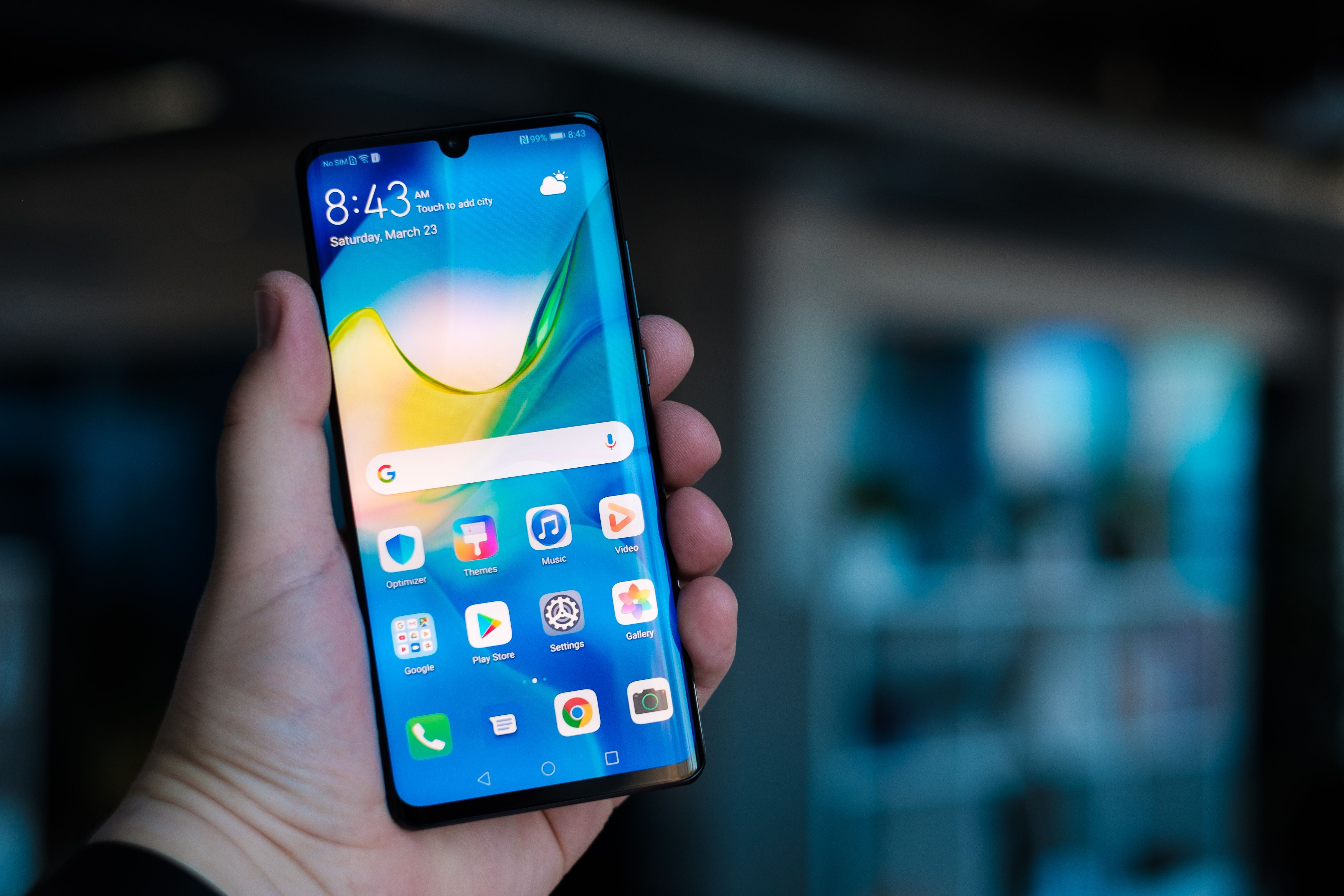 Eine Hand hält ein Huawei P30 Pro Smartphone mit farbigem Startbildschirm.