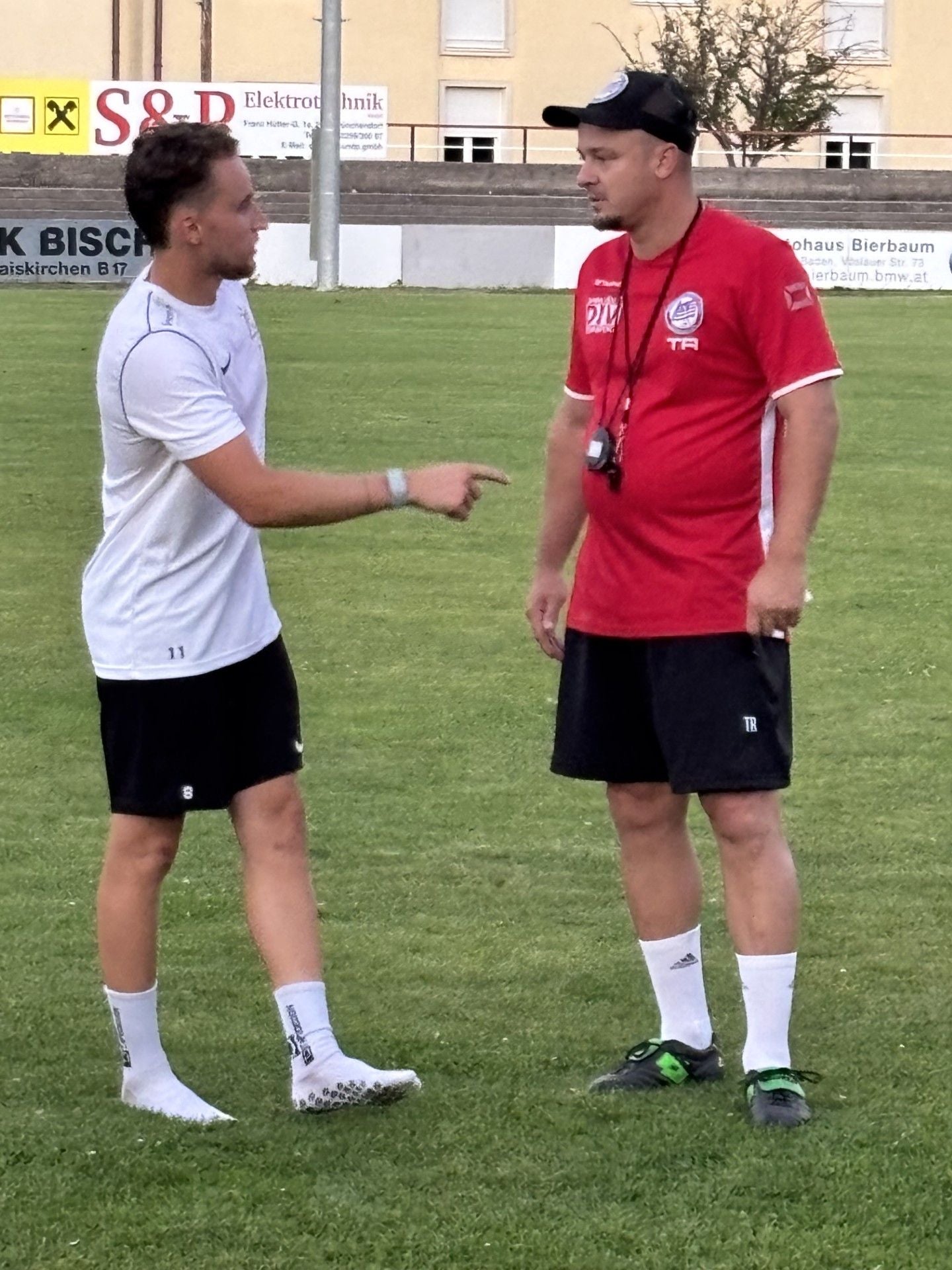 Moritz Thiem im Gespräch mit Trainer Amel Sistek.