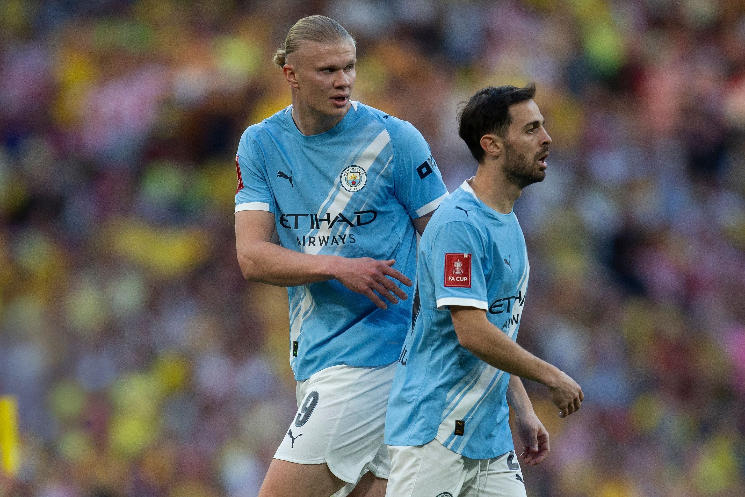 Zwei Manchester City Spieler im blauen Trikot während eines Fußballspiels im Stadion.
