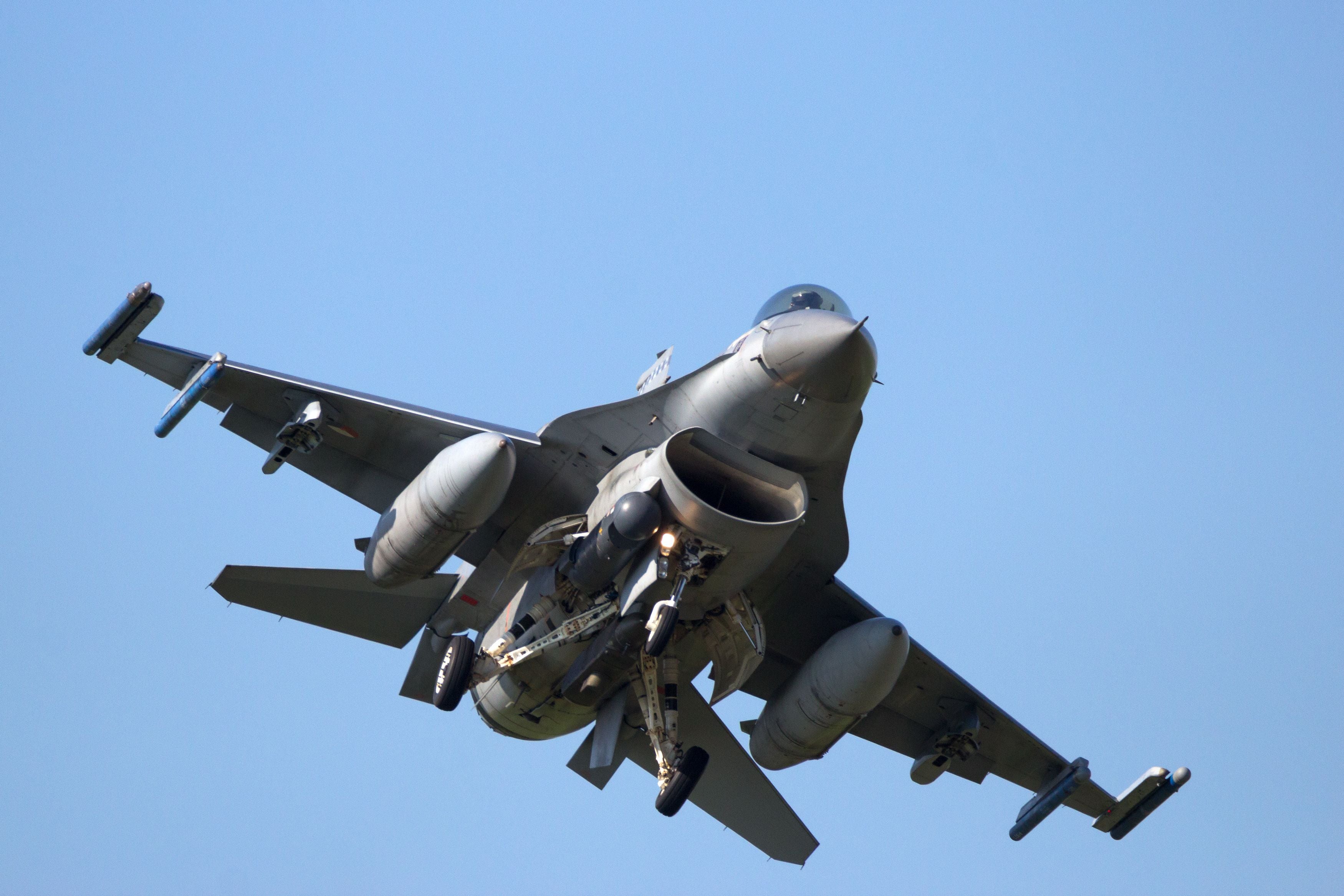 Ein Kampfjet F-16 der Luftwaffe im Landeanflug mit ausgefahrenem Fahrwerk.