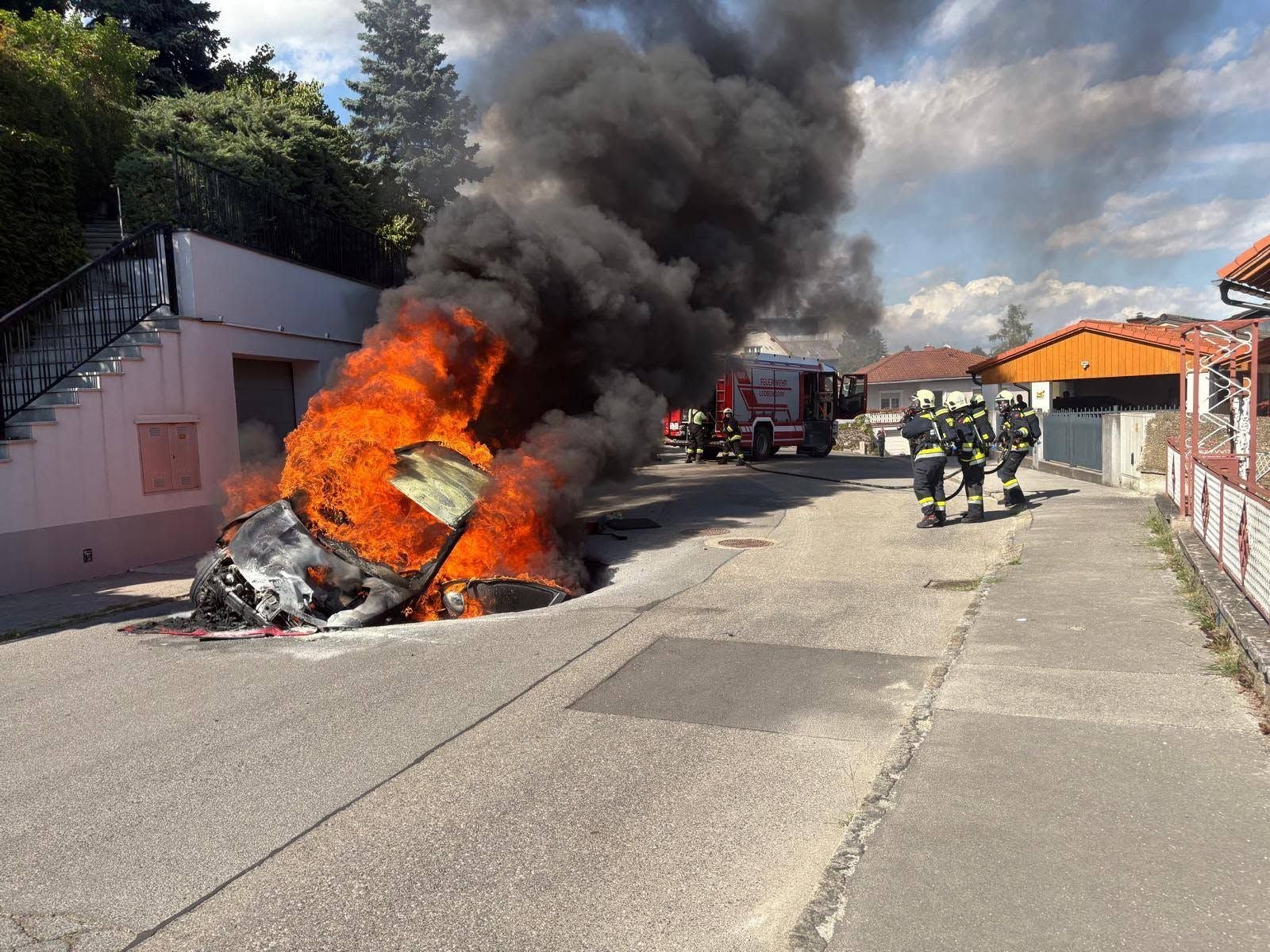 SUV versank im Asphalt und ging in Flammen auf.