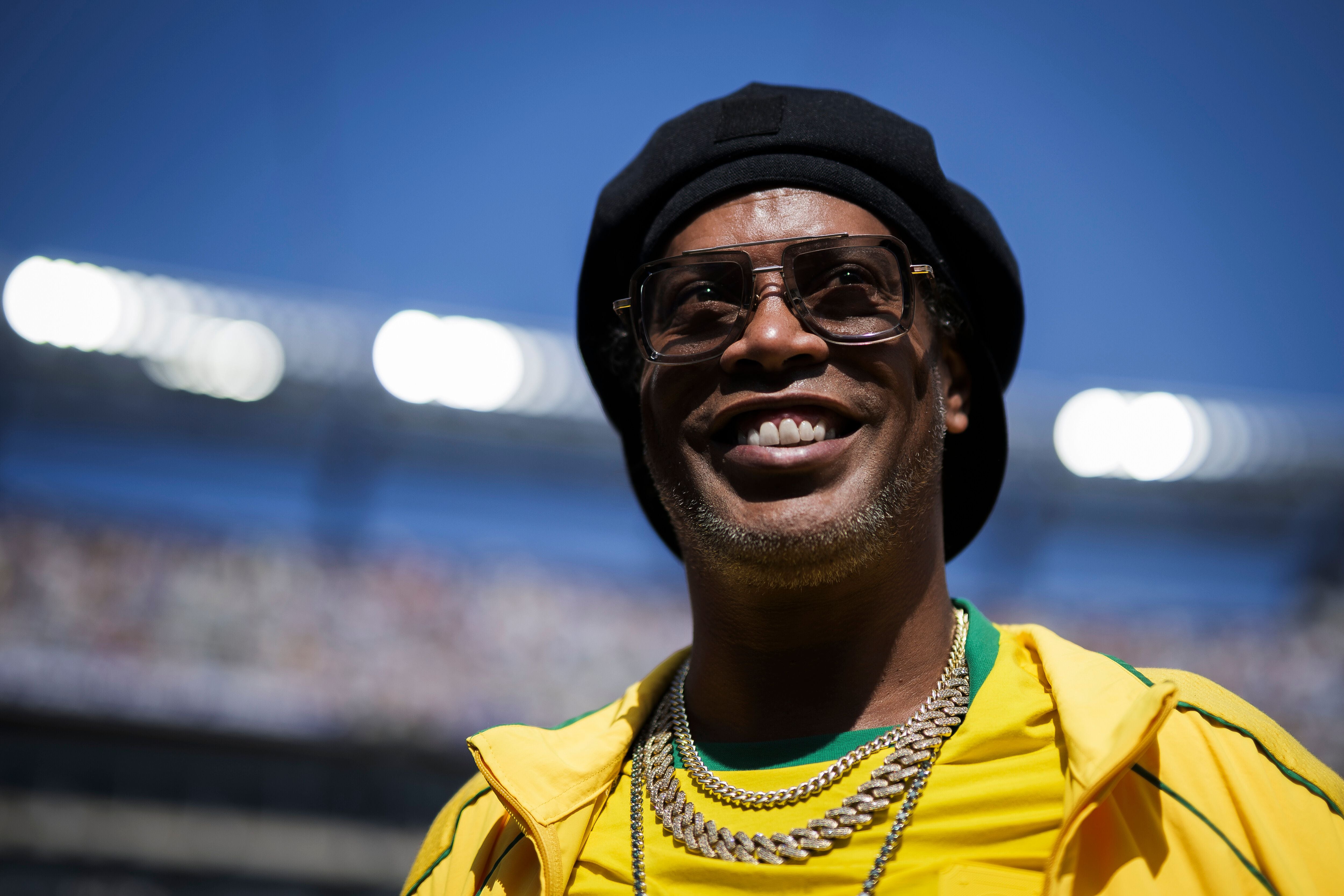 Ronaldinho schnürt wieder seine Fußballschuhe.