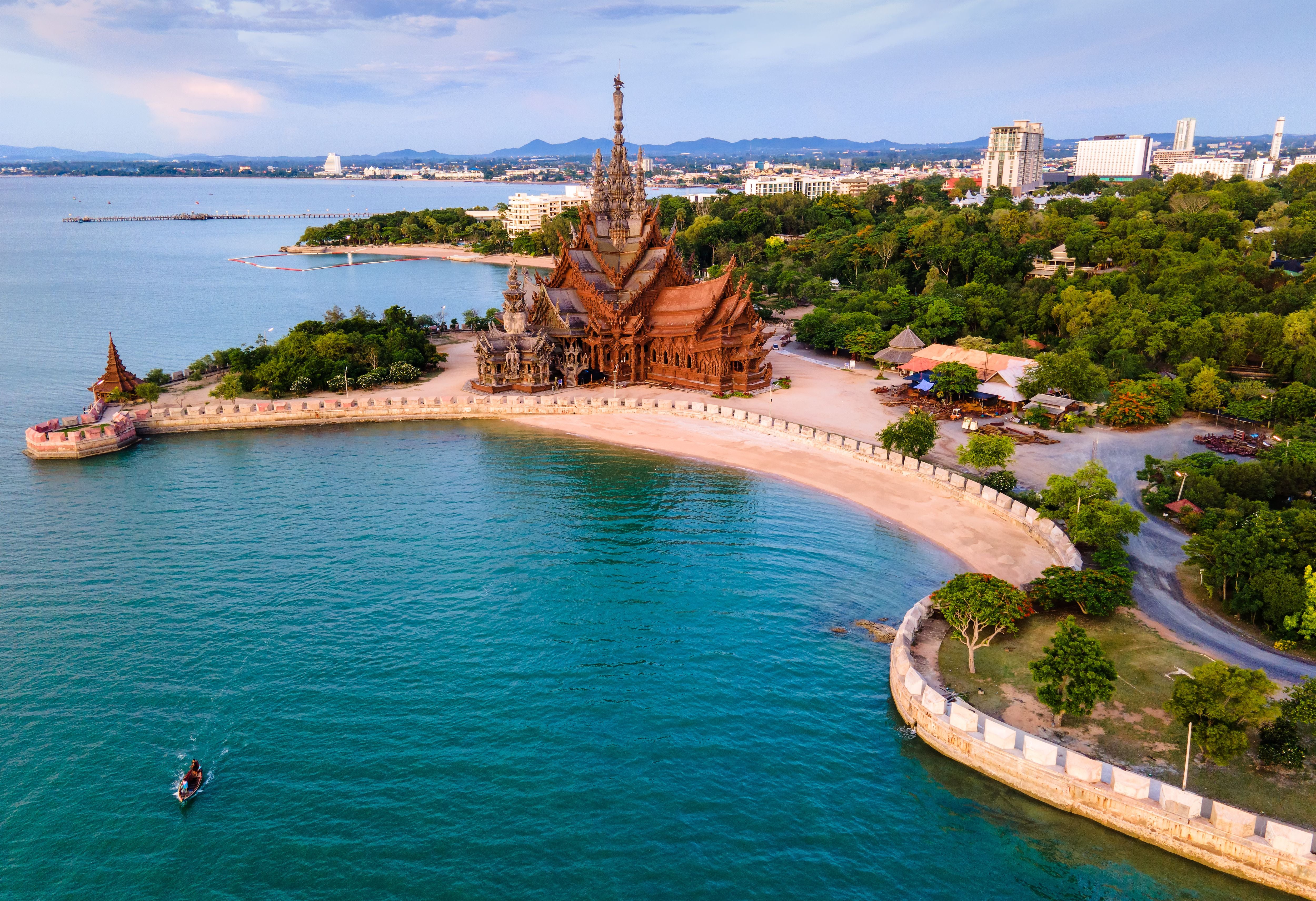 Luftaufnahme des Sanctuary of Truth an der Küste von Pattaya, Thailand, mit blauem Meer im Vordergrund.