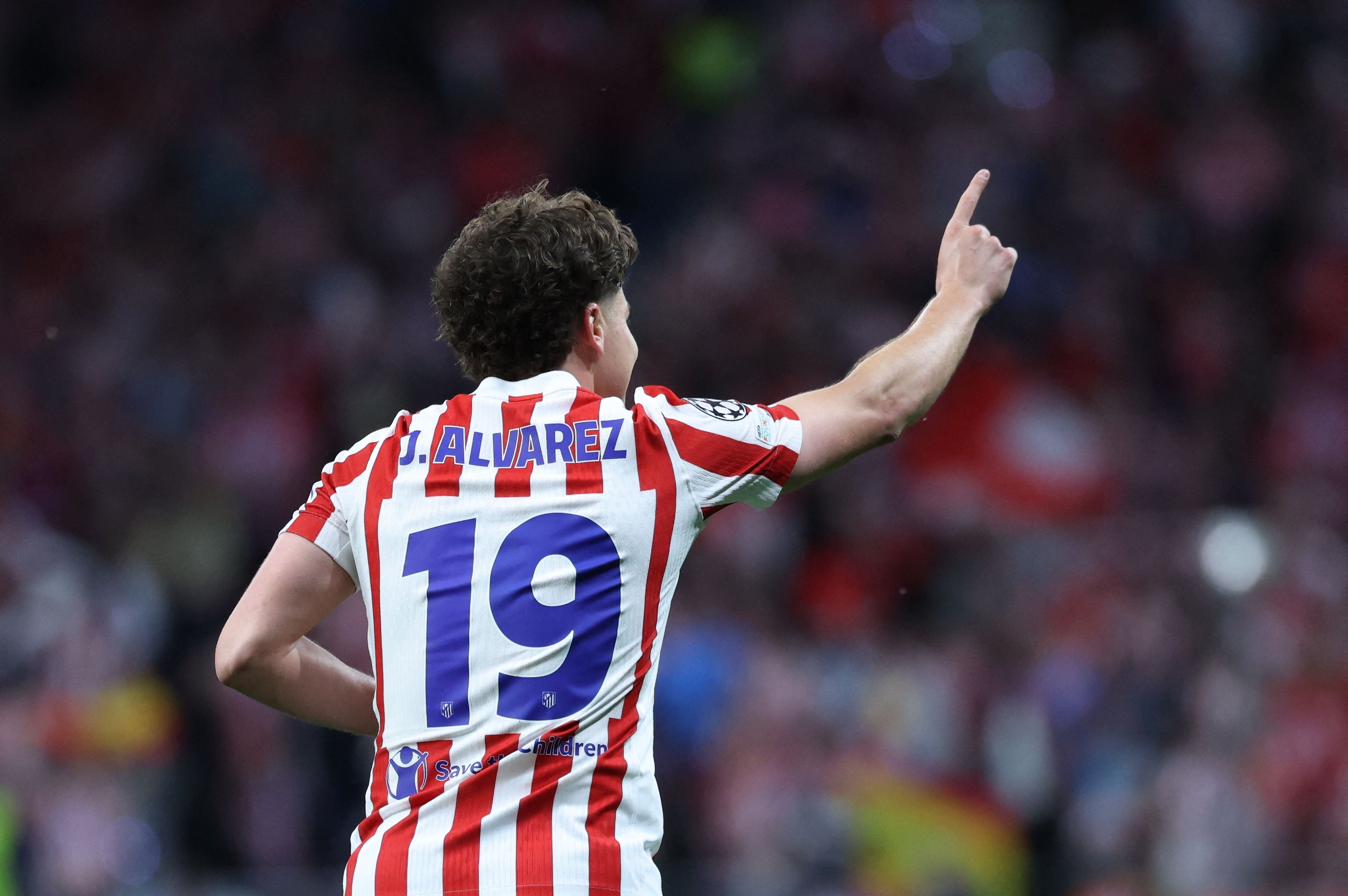 Ein Fußballspieler von Atlético Madrid jubelt mit erhobenem Zeigefinger im Stadion.